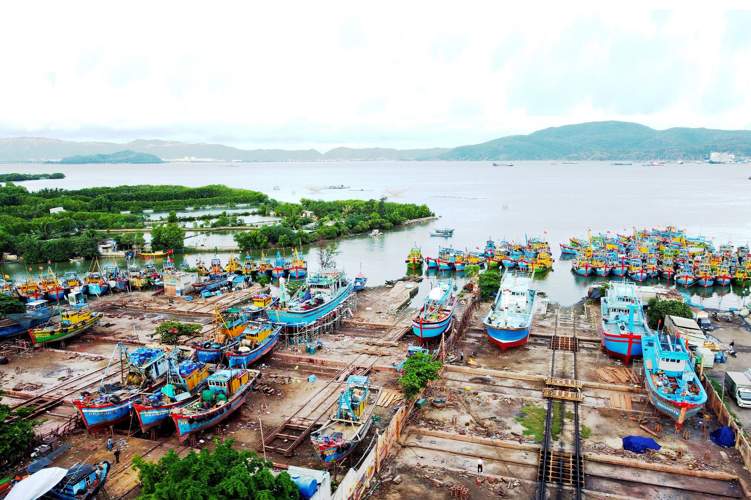 Trại ghe tọa lạc ở cửa sông Hà Thanh cạnh đầm Thị Nại - điểm đến sẵn sàng cho những chuyến ra khơi