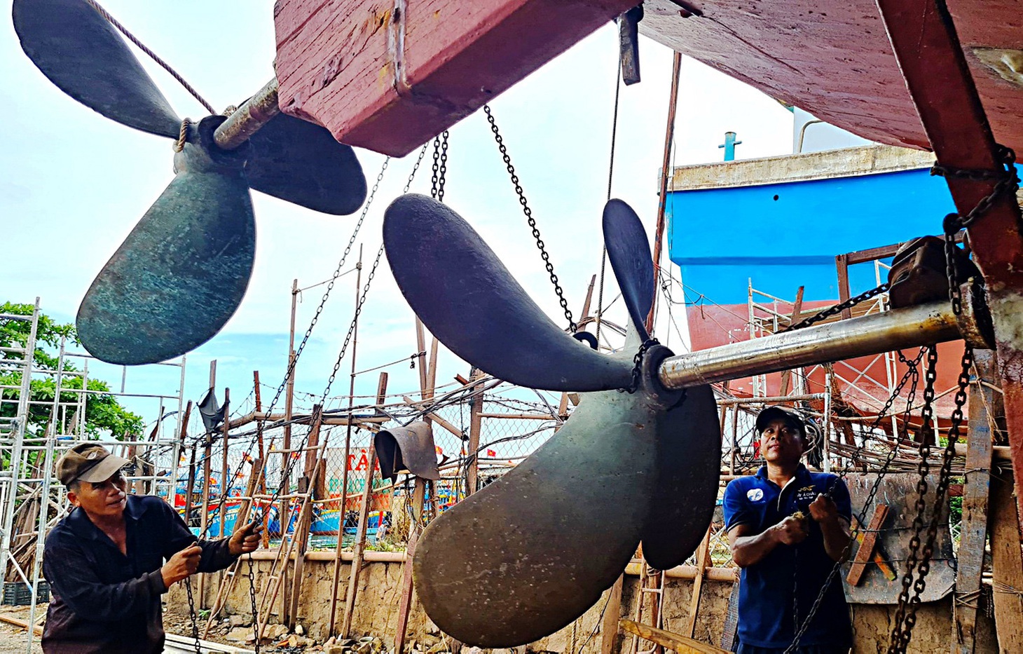 Công nhân lắp ráp chân vịt đúng trọng tâm tạo lực đẩy tối đa cho toàn bộ con tàu