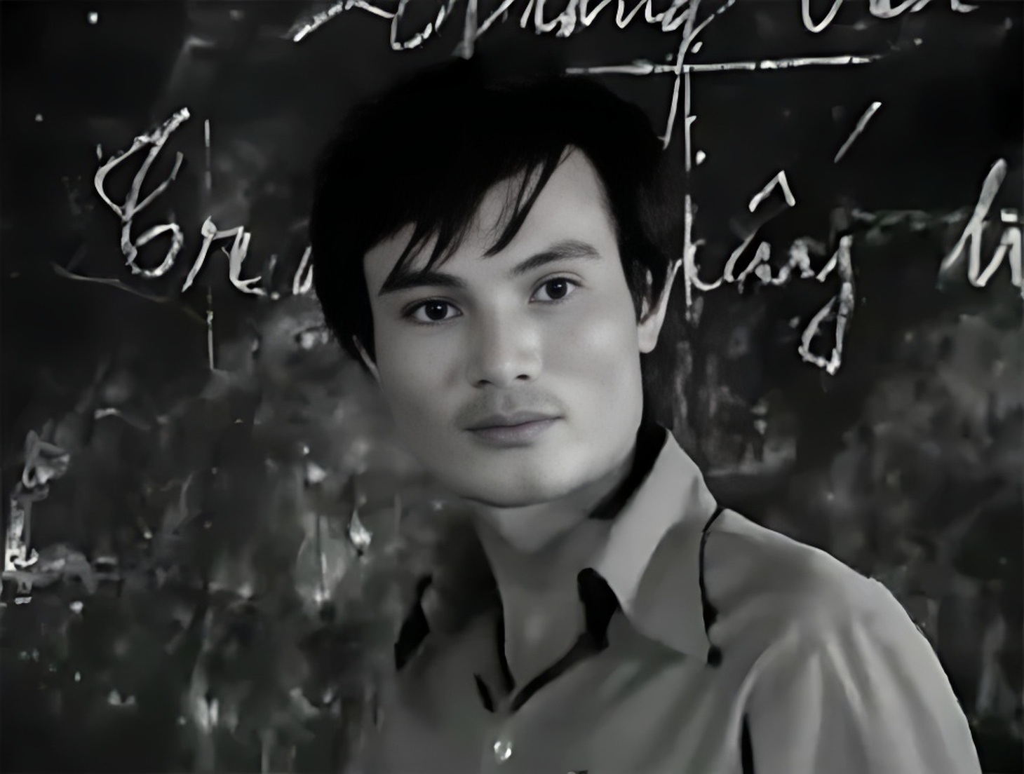 Nghệ sĩ ưu tú Hữu Mười trong vai thầy giáo Khang của "Bao giờ cho đến tháng mười" - Ảnh: ĐPCC