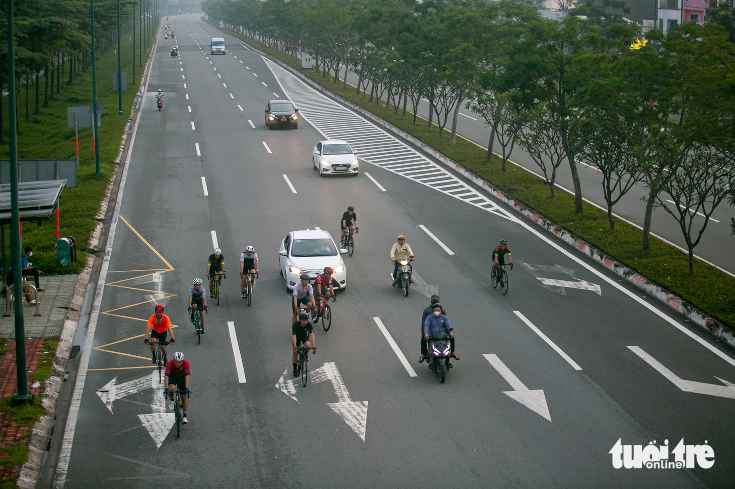 Một tốp người đi xe đạp dàn ngang "bao vây" một xe ô tô ở làn dành cho ô tô trên đường Phạm Văn Đồng, TP Thủ Đức, TP.HCM