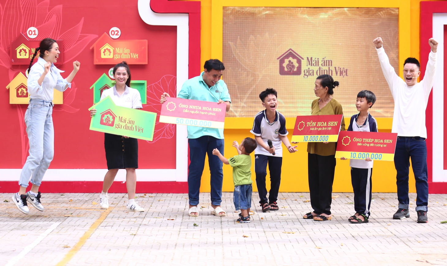 Hoàng Bách (bìa phải) và á hậu Lệ Hằng (bìa trái) phấn khích vì người chơi đoạt giải thưởng cao - Ảnh: BTC
