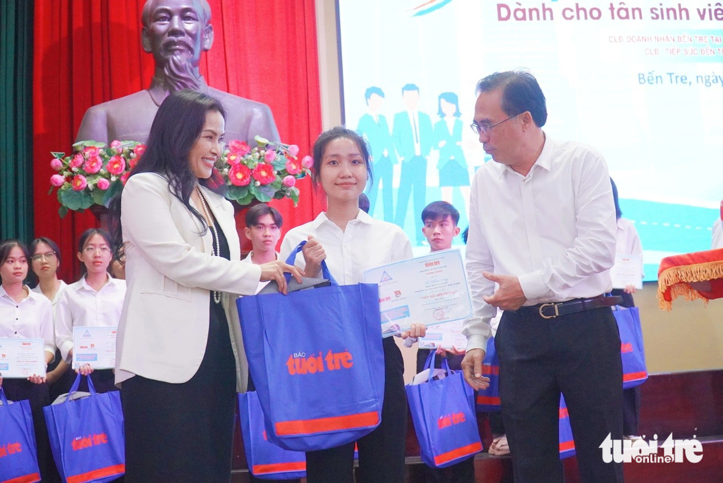 Khu vực Bến Tre, Tiền Giang là điểm trao thứ tám trong chương trình học bổng Tiếp sức đến trường năm 2023 của báo Tuổi Trẻ - Ảnh: MẬU TRƯỜNG