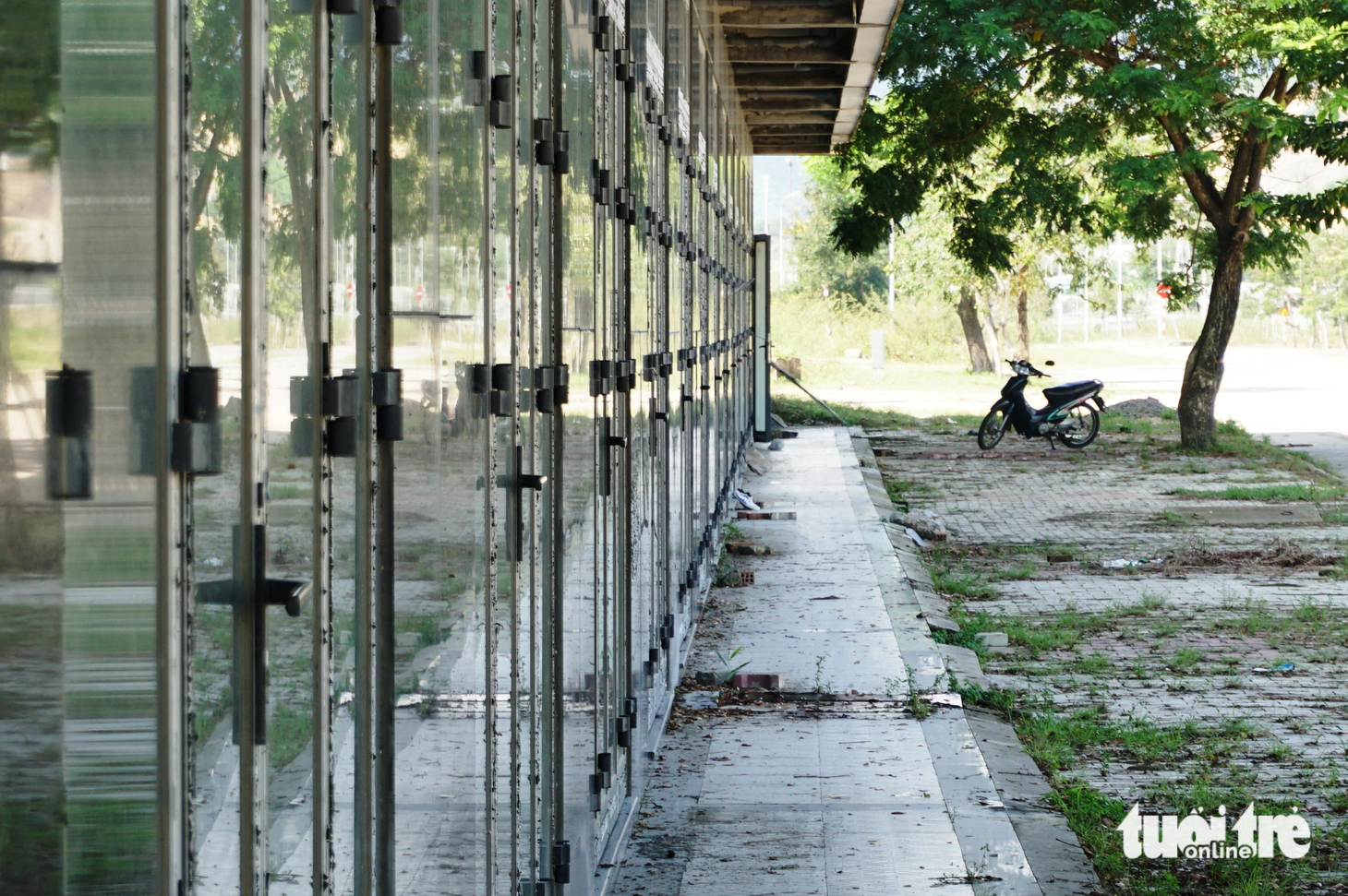 Hàng loạt căn shophouse cửa đóng then cài - Ảnh: ĐOÀN CƯỜNG