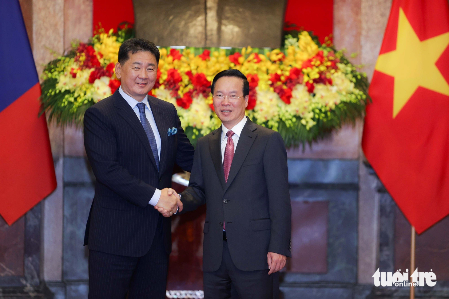 Vào tháng 5-2023, nhân dịp cùng đến Anh dự lễ đăng quang Vua Charles III, Tổng thống Ukhnaagiin Khurelsukh đã gặp gỡ Chủ tịch nước Võ Văn Thưởng. Hai nhà lãnh đạo cũng cùng dự Diễn đàn cấp cao hợp tác quốc tế Vành đai và Con đường ở Trung Quốc vào tháng 10 vừa qua - Ảnh: NGUYỄN KHÁNH