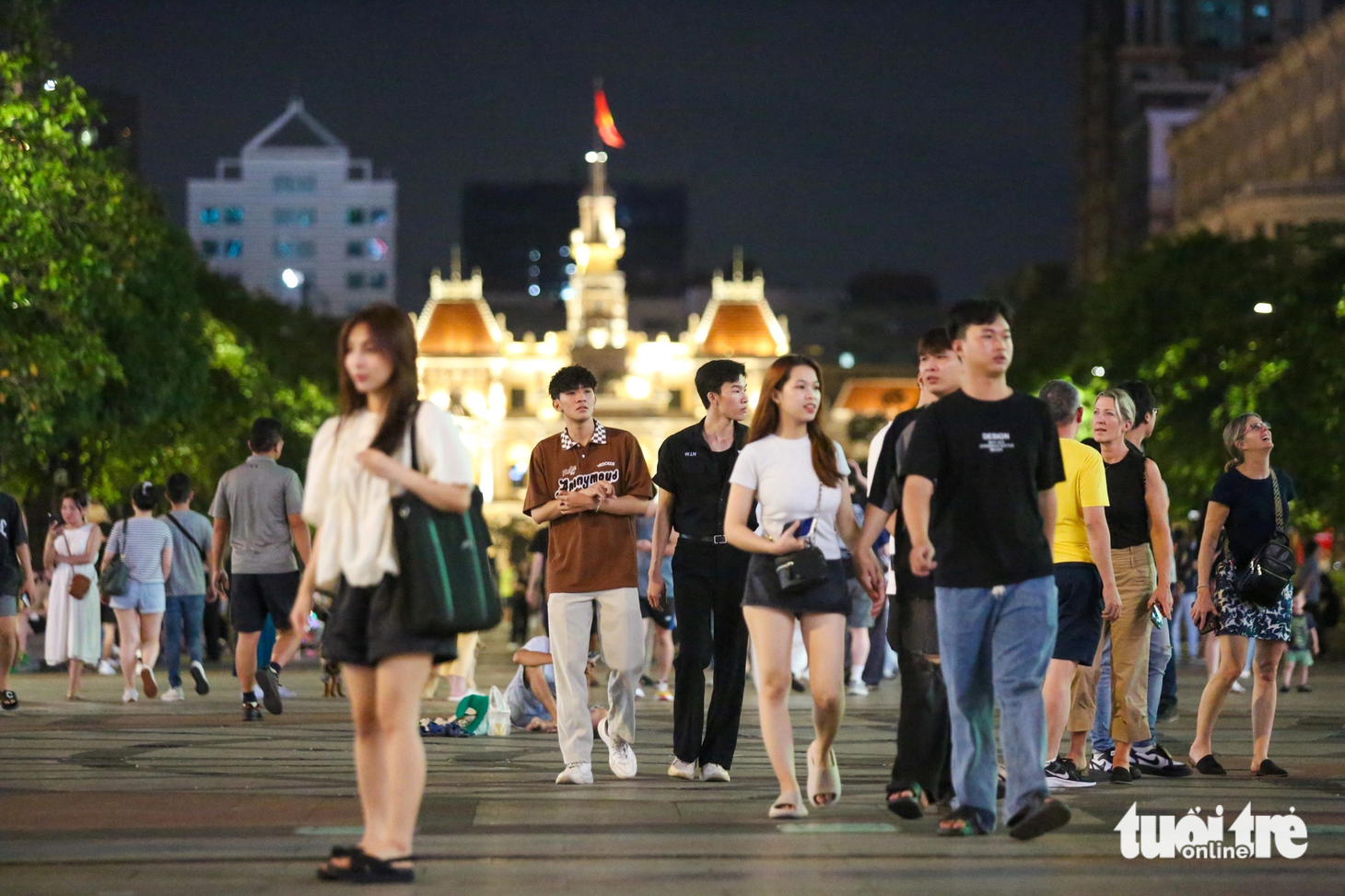 Phố đi bộ Nguyễn Huệ chính thức hoạt động vào ngày 29-4-2015. Đến nay, tuyến phố này trở thành điểm đến hấp dẫn của TP.HCM, nhưng các vấn nạn như hàng rong chèo kéo, xe cộ đậu bát nháo... đang gây phiền hà.