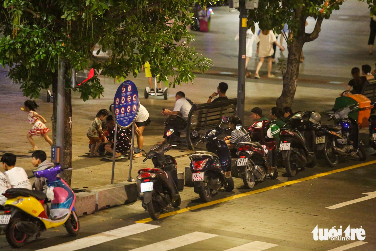 Tuy nhiên sau khi lực lượng tuần tra đi qua, xe cộ vẫn tràn lan mặc kệ biển cấm.