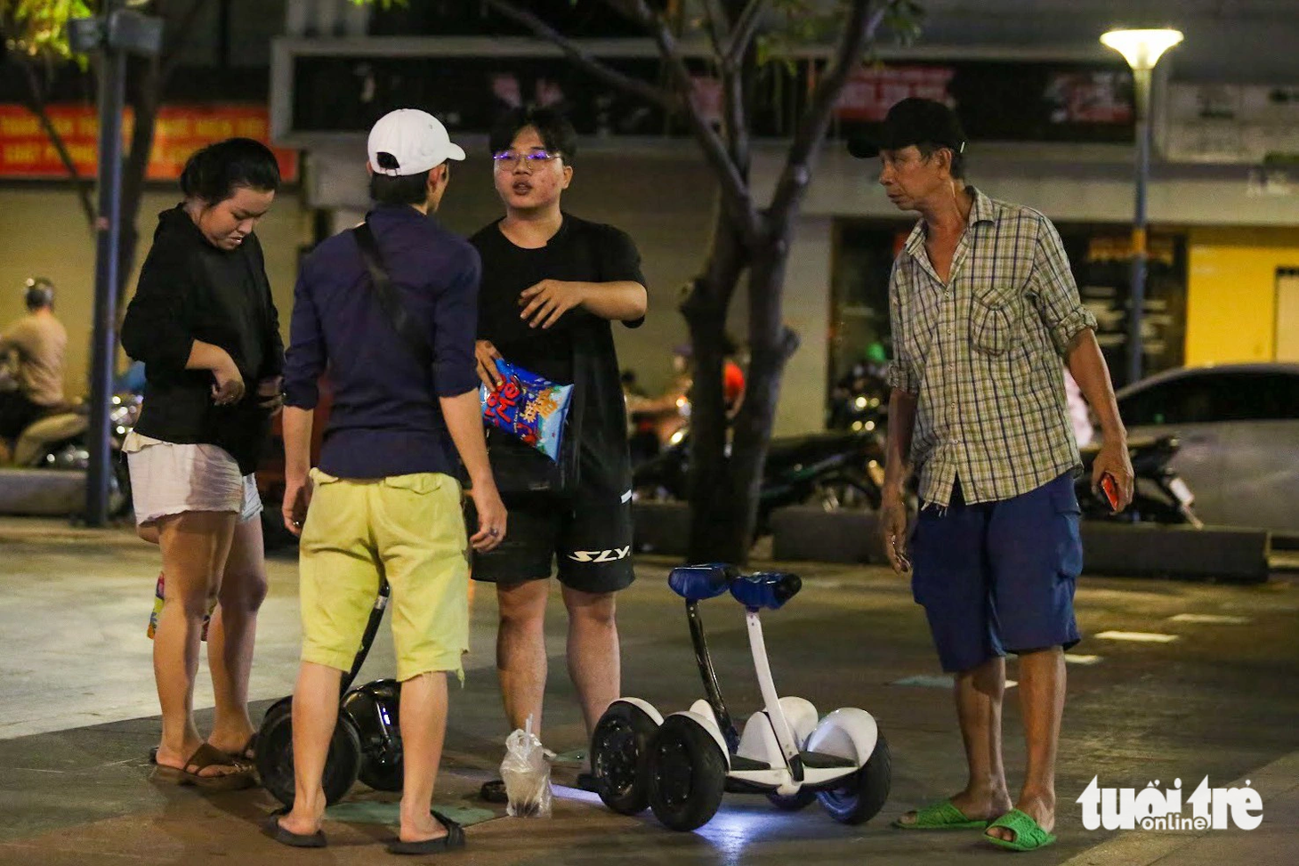Mặc dù trong nội quy phố đi bộ có cấm chơi ván trượt nhưng dịch vụ cho thuê hoạt động này lại nở rộ.