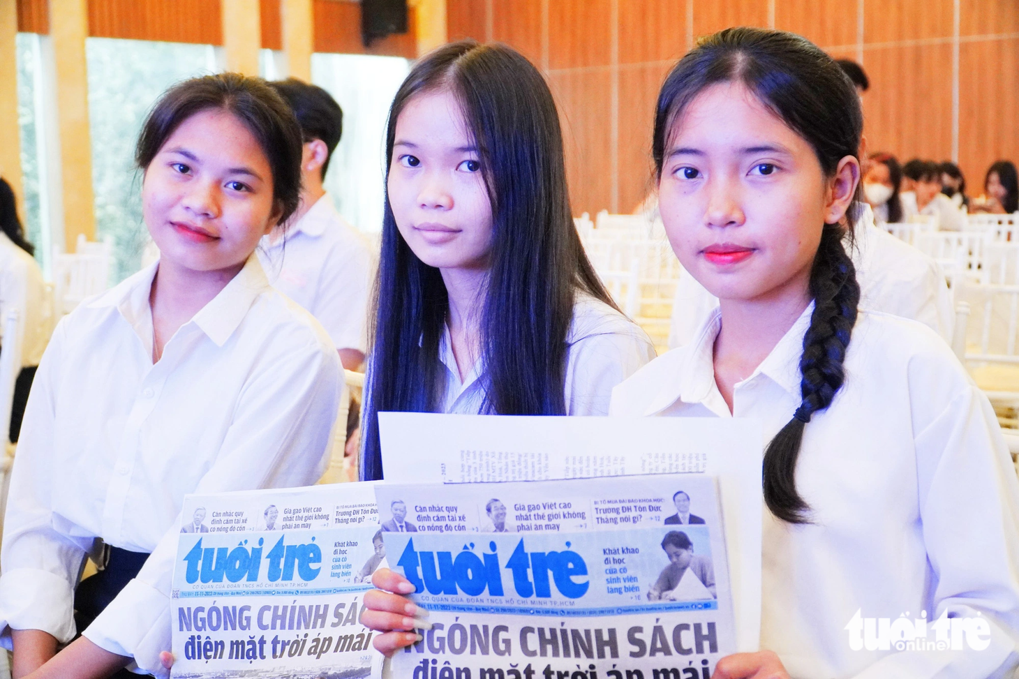Các bạn tân sinh viên có mặt tại buổi lễ trao học bổng - Ảnh: TRẦN HOÀI