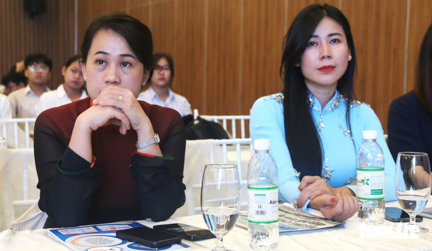 Nhiều đại biểu tham dự chương trình xúc động trước câu chuyện của các tân sinh viên vượt nghịch cảnh đến trường - Ảnh: NGUYỄN HOÀNG