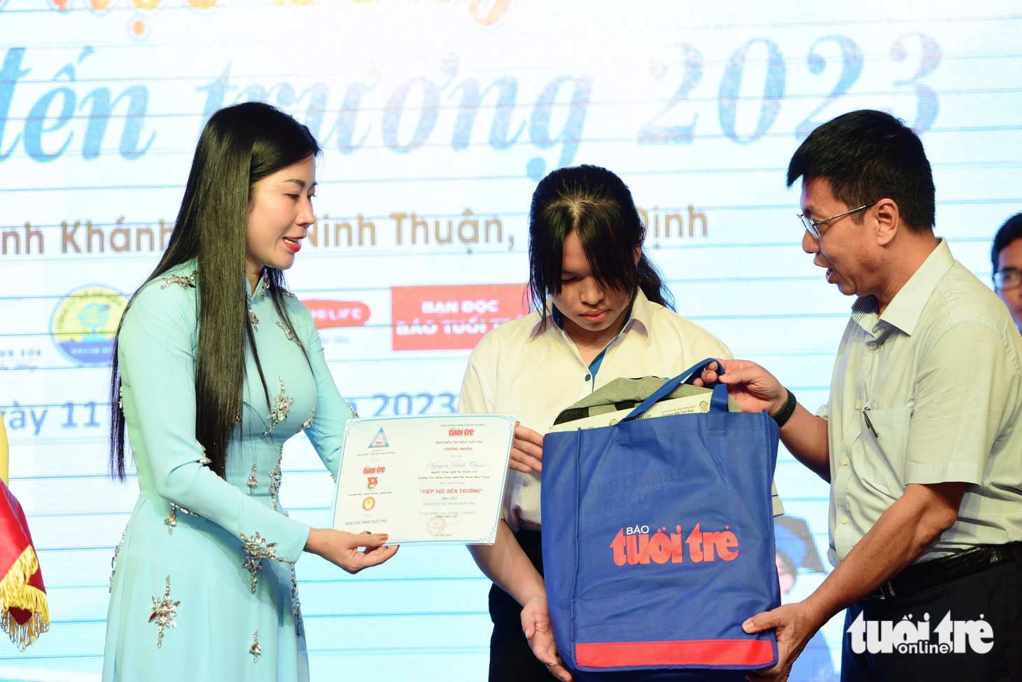 Ông Nguyễn Thành Tuyến, phó chủ tịch Công đoàn Tổng công ty Khánh Việt (KHATOCO) - và doanh nhân Bùi Thị Dung trao học bổng cho tân sinh viên - Ảnh: DUYÊN PHAN