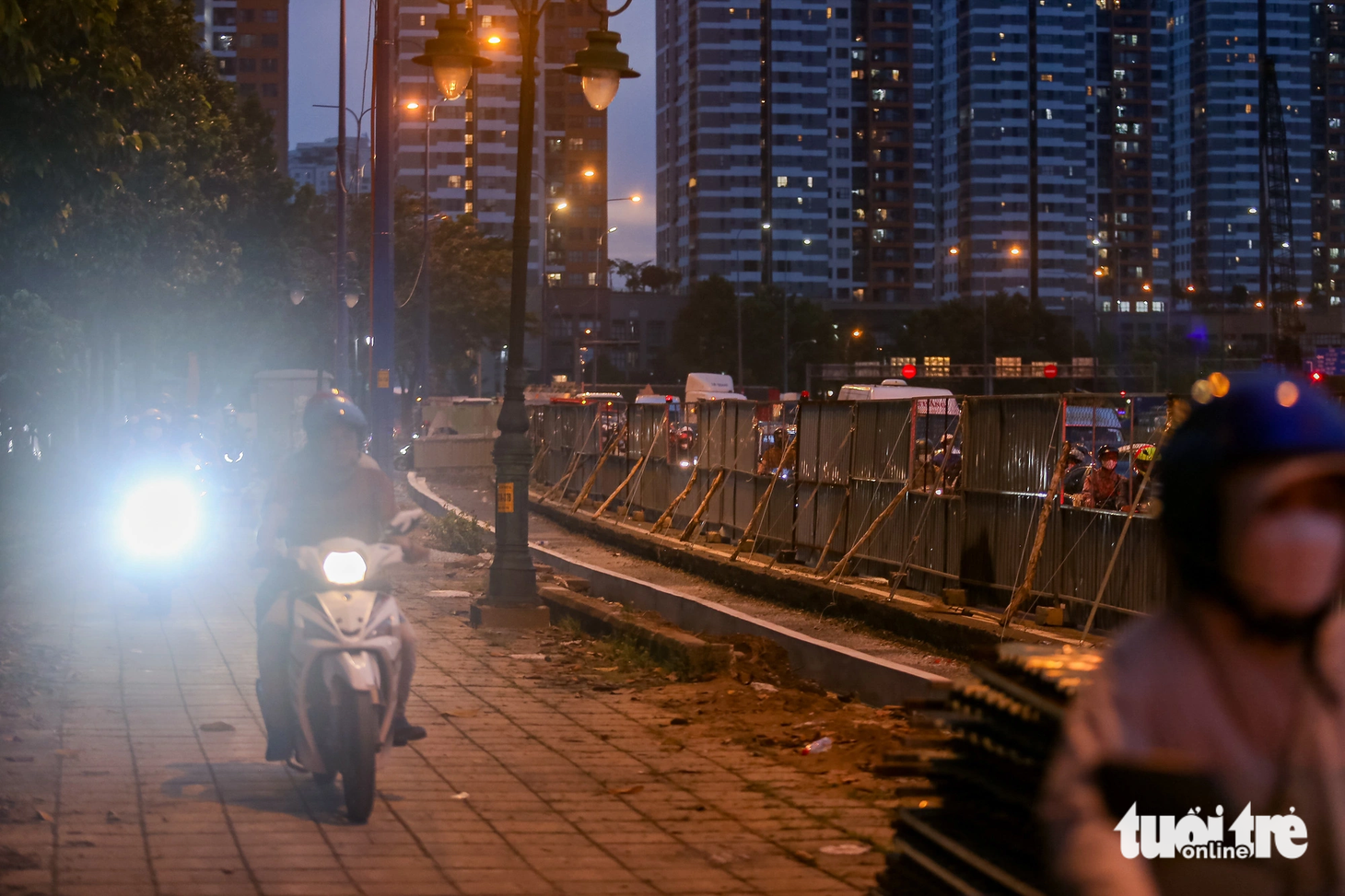 Kẹt xe khiến hàng trăm xe máy "đánh vòng" qua rào chắn, chạy lên vỉa hè ở đường Mai Chí Thọ vào giờ cao điểm.