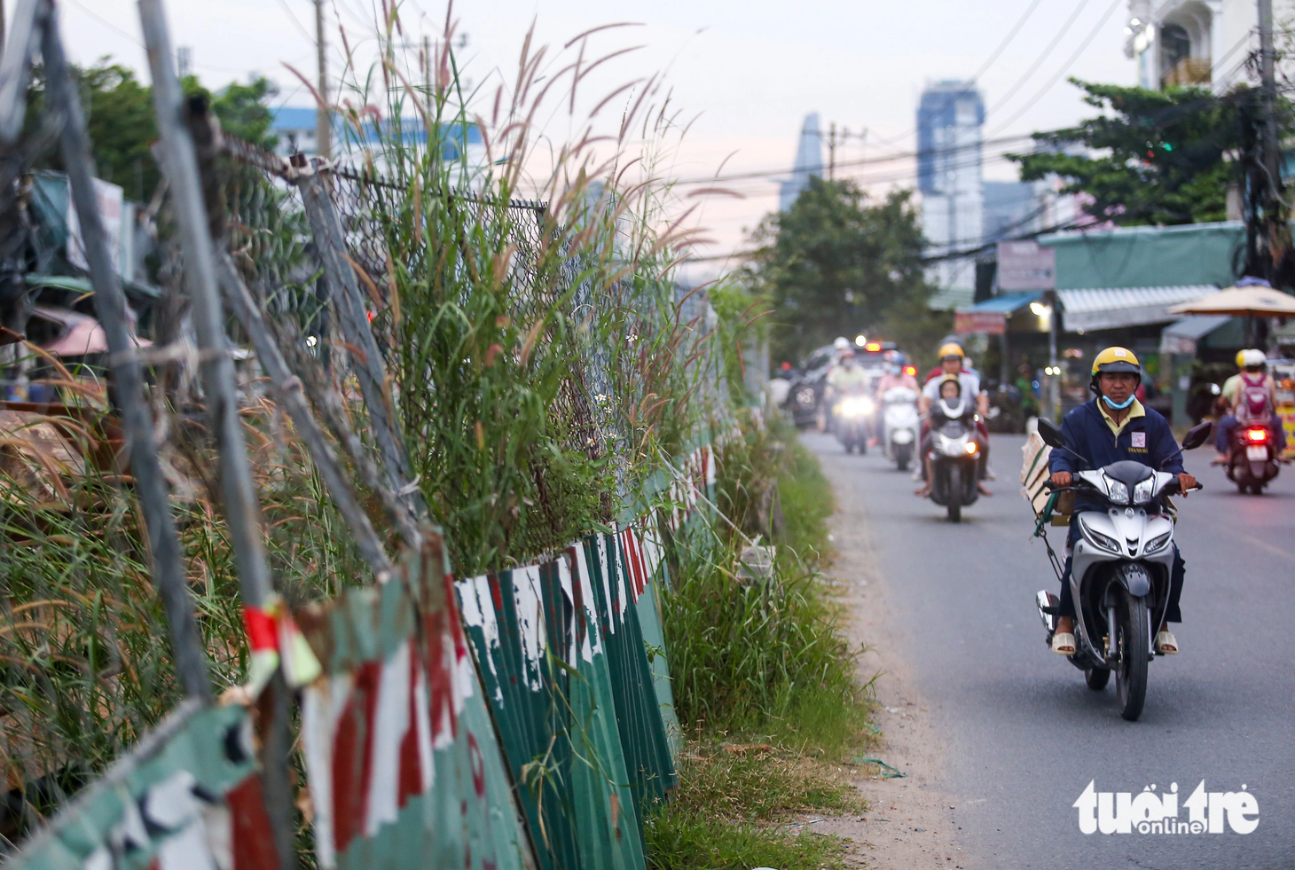 Cách nút giao An Phú khoảng 2km, hình ảnh lô cốt án ngữ nhiều năm trên đường Lương Định Của khiến bao người dân ngao ngán. Tại gần giao lộ Lương Định Của và Trần Não, con đường bị bóp méo hoàn toàn do lô cốt công trình rào chắn.