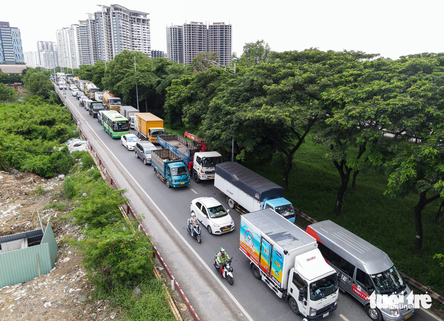 Công trình hầm chui Nguyễn Văn Linh - Nguyễn Hữu Thọ là công trình giải quyết kẹt xe. Tuy nhiên, hiện tại lại khiến tình trạng ùn tắc nặng nề hơn vì rào chắn của công trình đã án ngữ thời gian dài. Trong ảnh là dòng xe ô tô "rồng rắn" nối đuôi nhau từ đường Nguyễn Hữu Thọ ra giao lộ Nguyễn Văn Linh.