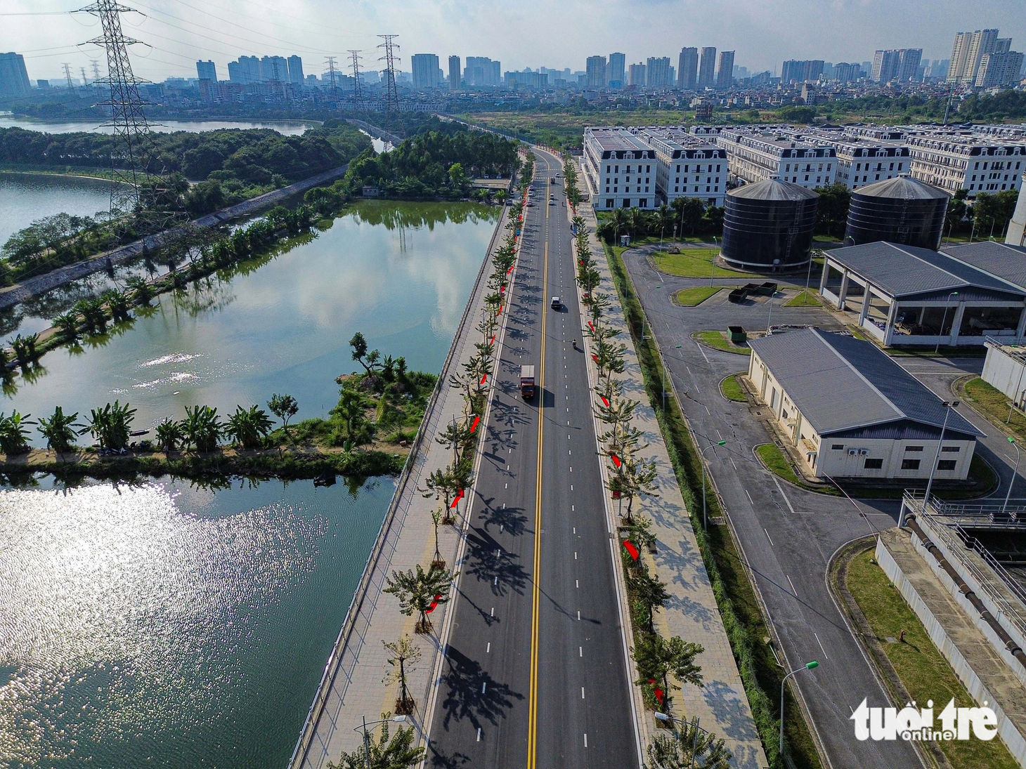 Đoạn đường chạy qua khu vực Nhà máy xử lý nước thải Yên Sở - Ảnh: HỒNG QUANG