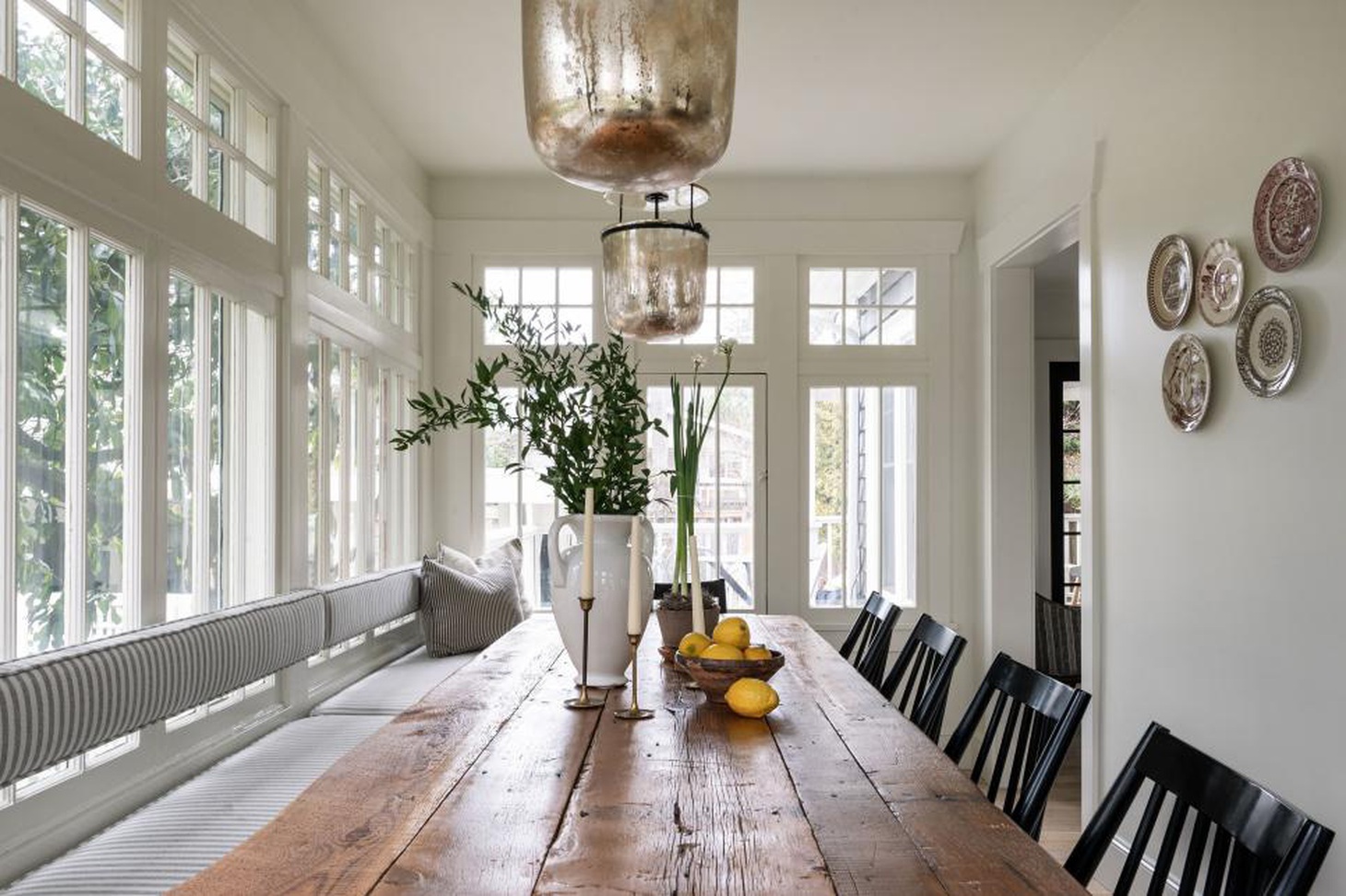 Trang trí phong cách với những quả chanh tạo điểm nhấn trên gam màu trung tính - Ảnh: HGTV