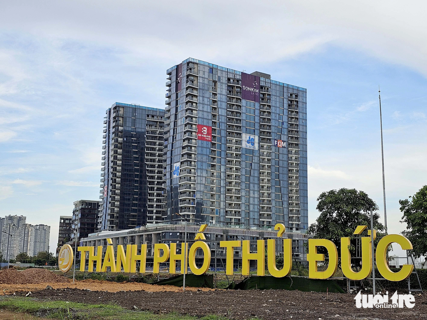 Một dự án bất động sản nằm ở vị trí "kim cương" phía chân cầu Ba Son với 646 căn hộ. Hiện nhiều căn hộ đang được môi giới bất động sản báo giá lên đến hàng chục tỉ đồng - Ảnh: NGỌC HIỂN