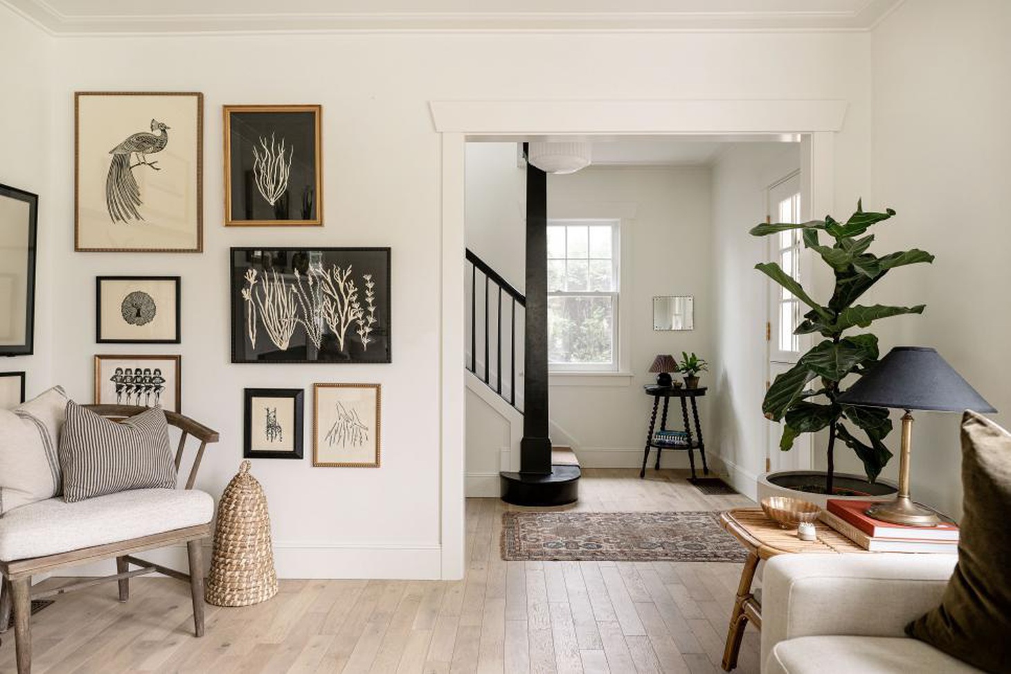 Phòng khách phong cách kết hợp các gam màu trung tính và những điểm nhấn màu đen - Ảnh: HGTV