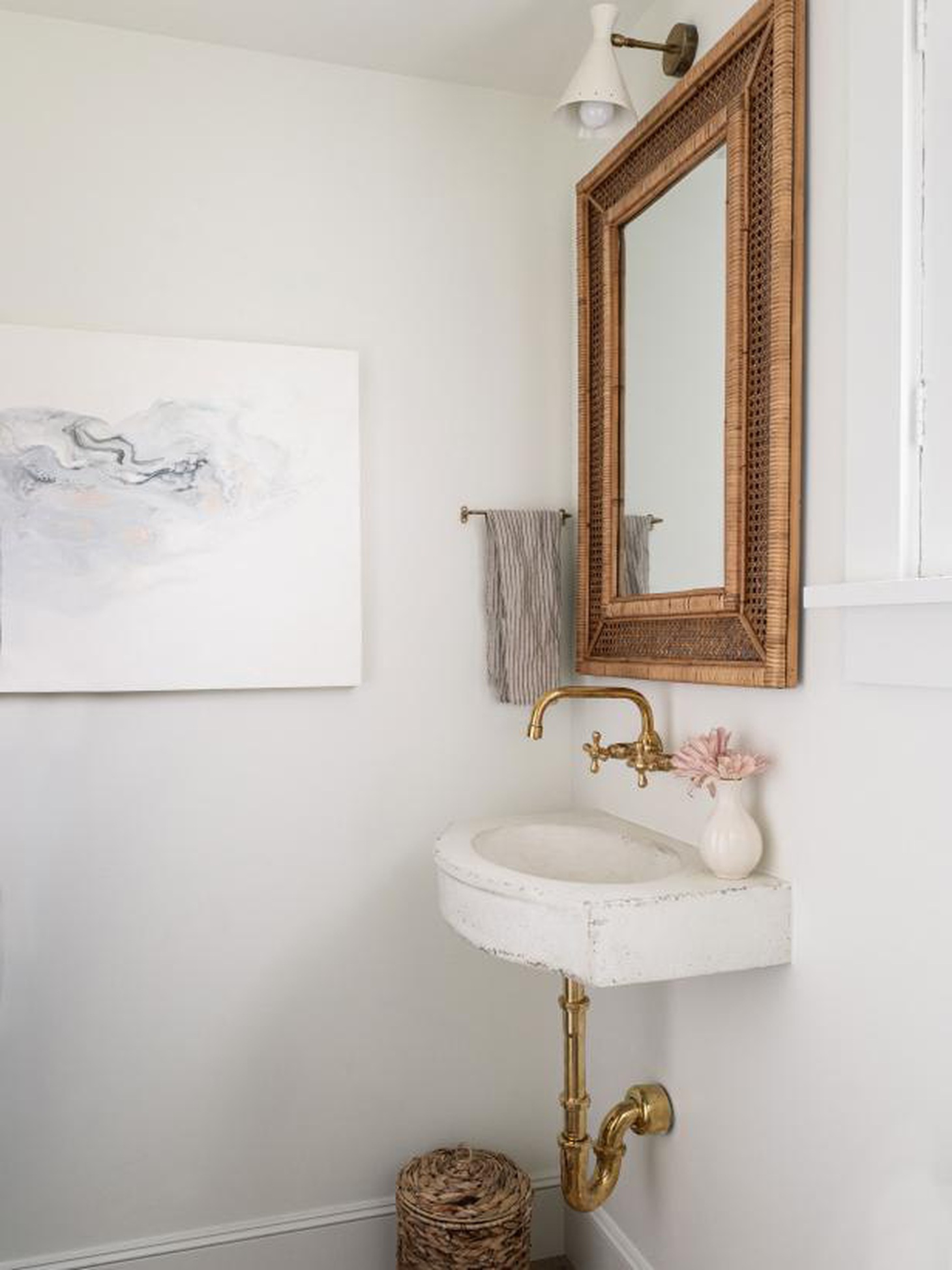 Chiếc bồn rửa cổ điển nổi bật trên phông nền trắng - Ảnh: HGTV