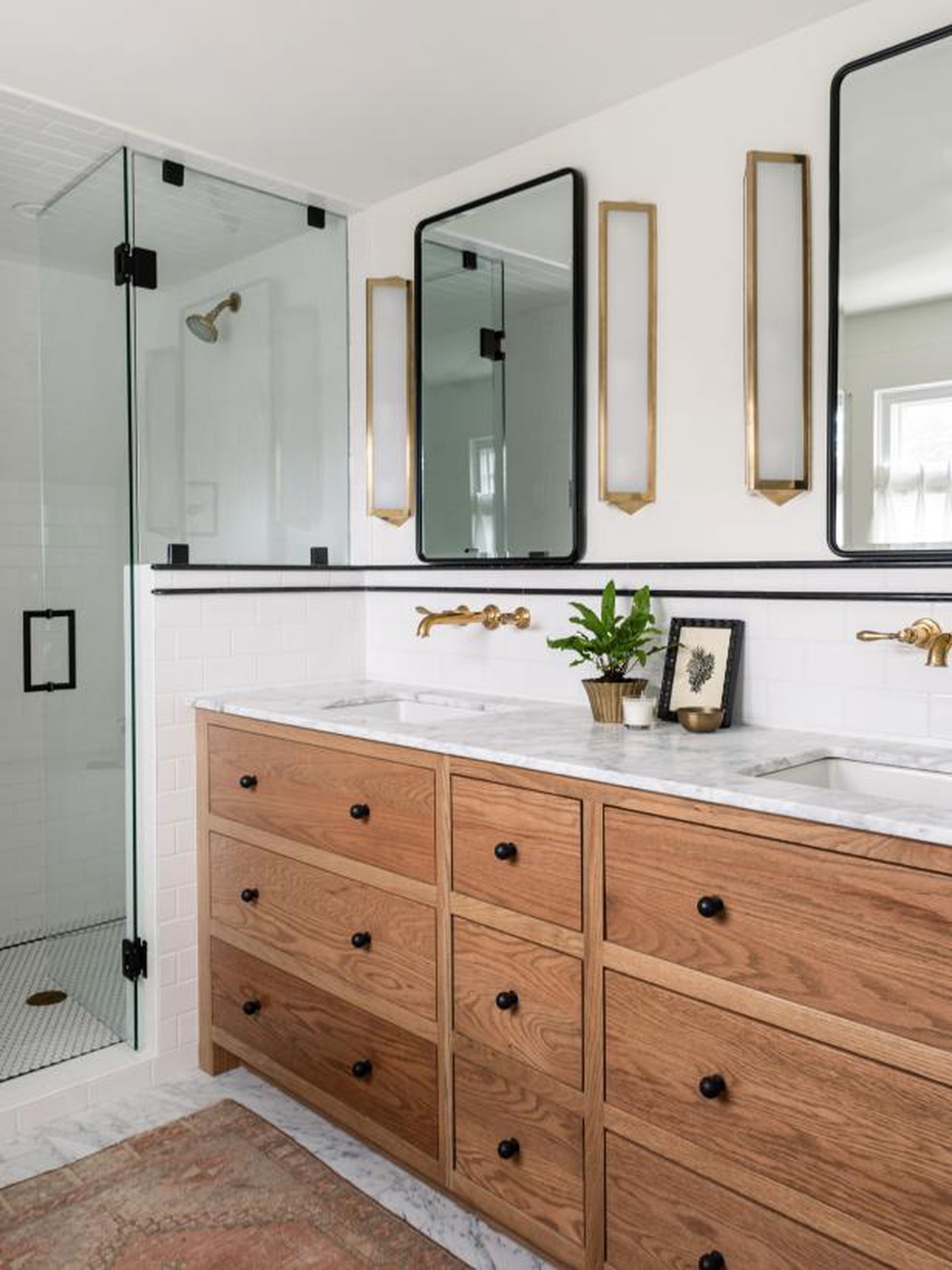 Phòng tắm trung tính chuyển tiếp với tấm thảm màu hồng đất - Ảnh: HGTV