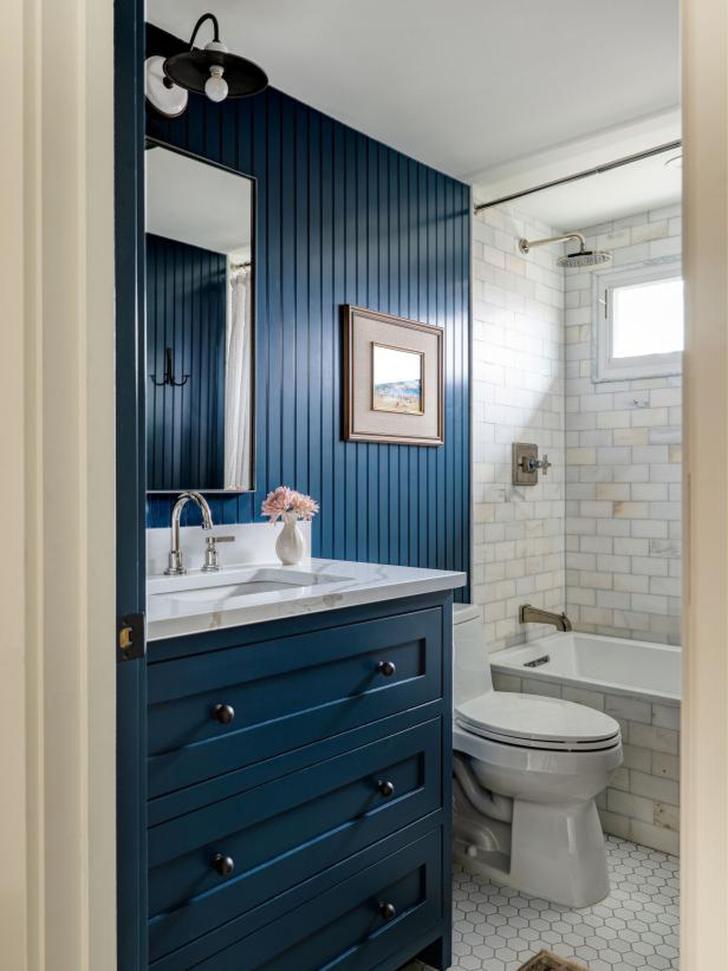 Phòng tắm chuyển tiếp với màu xanh đen và tấm ốp shiplap - Ảnh: HGTV