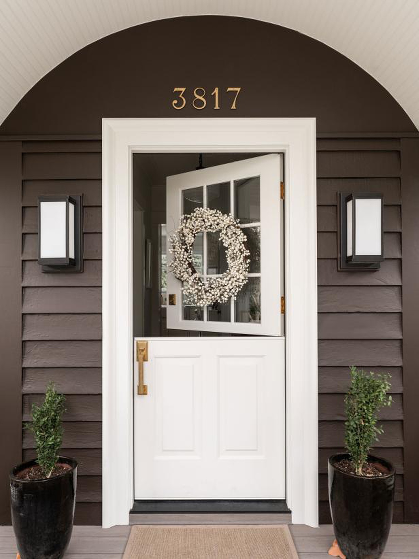 Sự tương phản màu sắc mạnh mẽ với màu nâu đen và trắng ở cửa chính - Ảnh: HGTV
