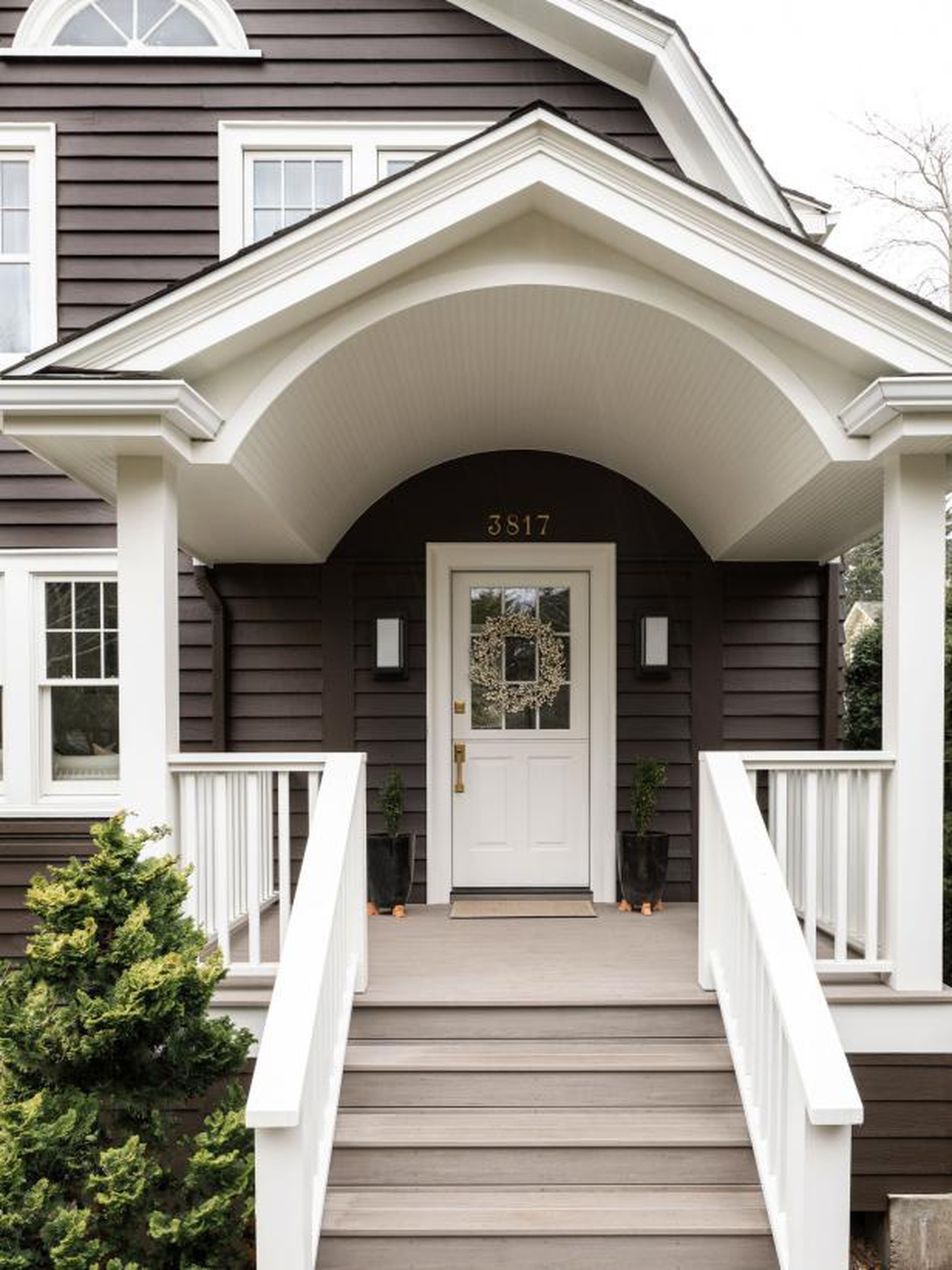 Cánh cửa kiểu Hà Lan tạo thêm nét duyên dáng cho ngôi nhà - Ảnh: HGTV