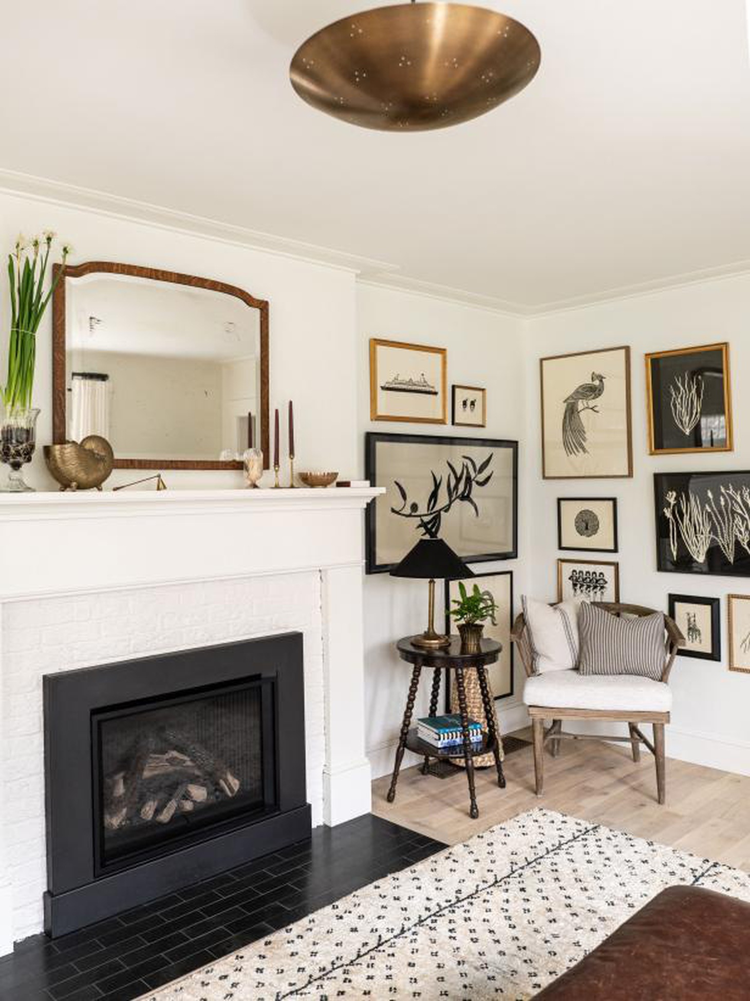 Chủ đề đen và trắng nhất quán trong thiết kế nội thất này - Ảnh: HGTV