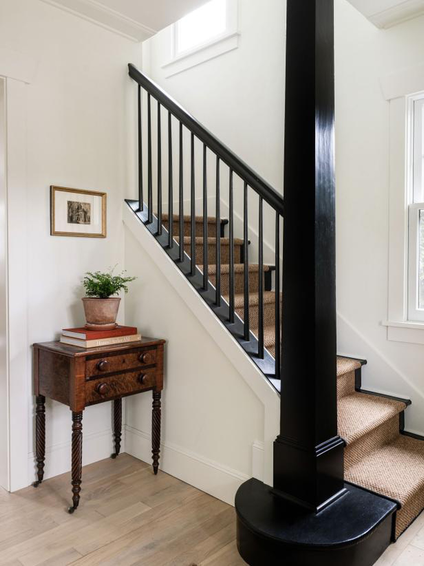Điểm nhấn cầu thang trên phông nền trắng và trung tính - Ảnh: HGTV