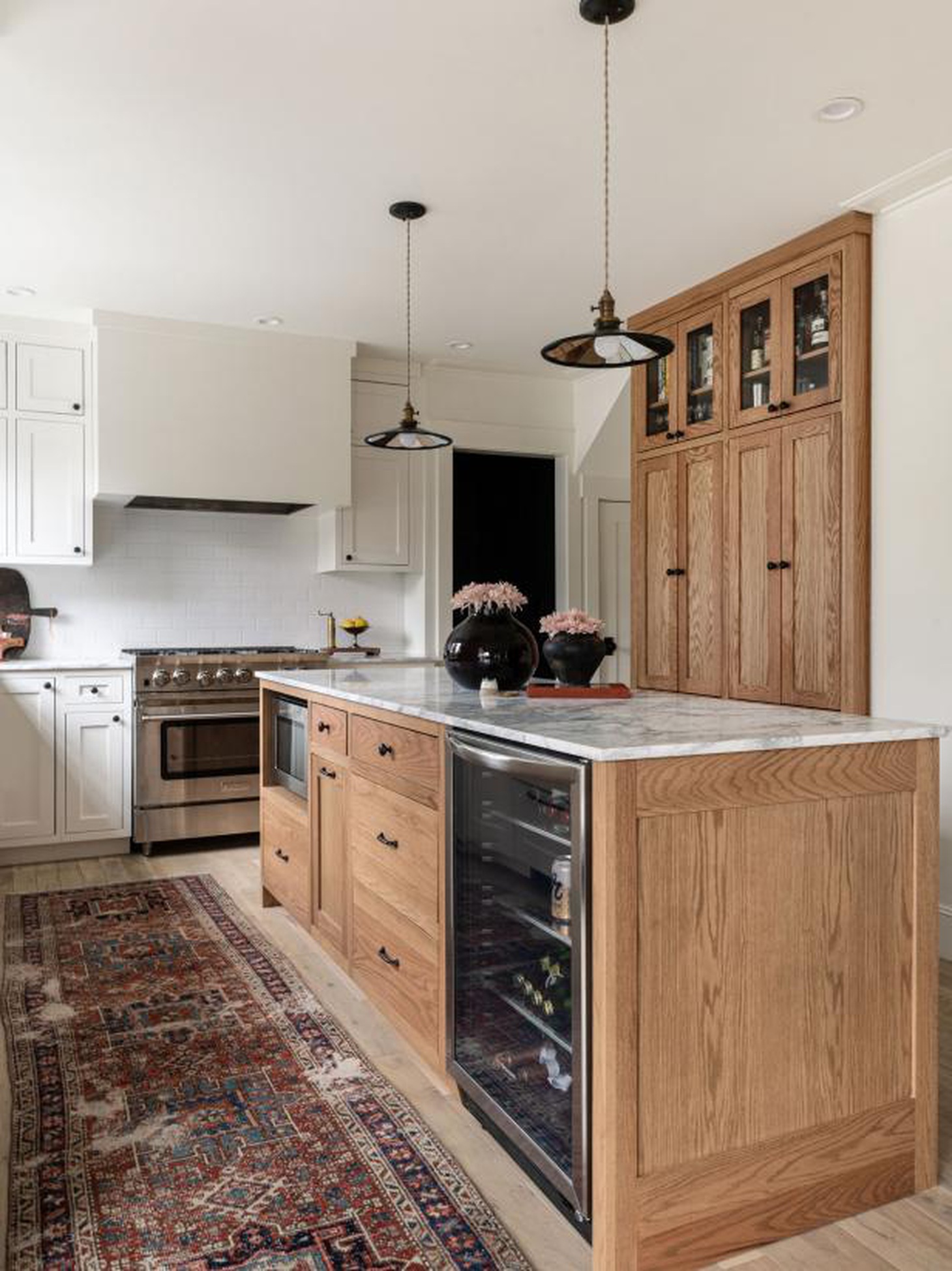 Sự kết hợp màu sắc trung tính mang lại sự bình yên và ấm áp cho gian bếp - Ảnh: HGTV