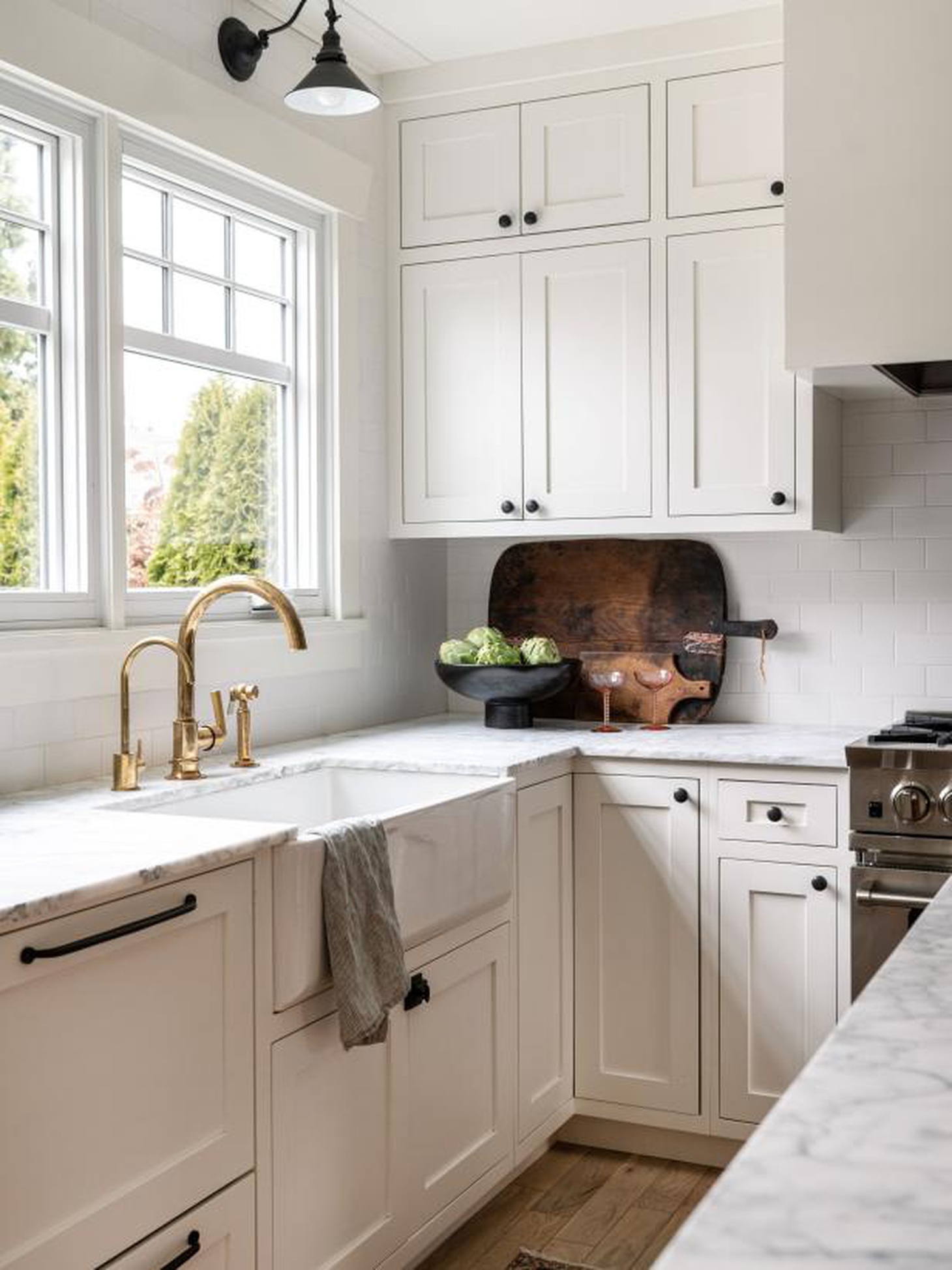 Nhà bếp phong cách chuyển tiếp màu trắng với cây atiso - Ảnh: HGTV