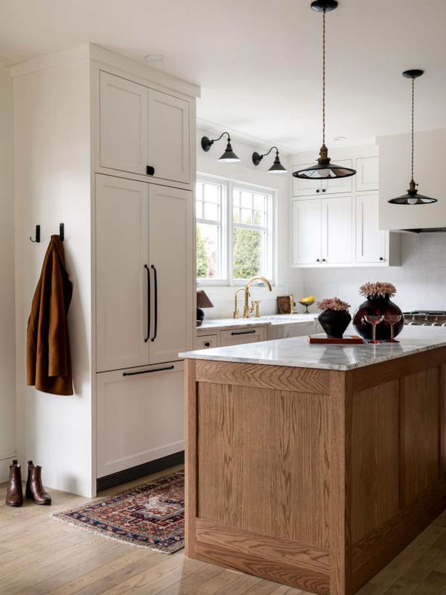 Những điểm nhấn màu nâu chuyển tiếp trên phông nền trắng của căn bếp - Ảnh: HGTV