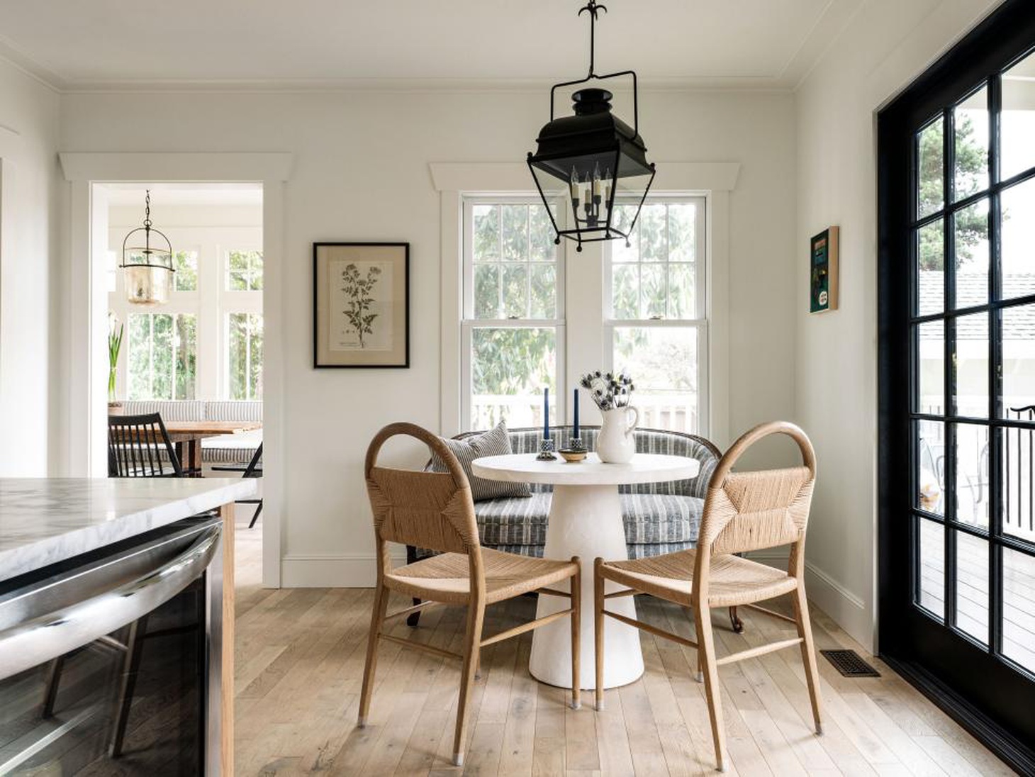 Góc ăn sáng với các vật dụng nội thất đen, trắng và trung tính - Ảnh: HGTV