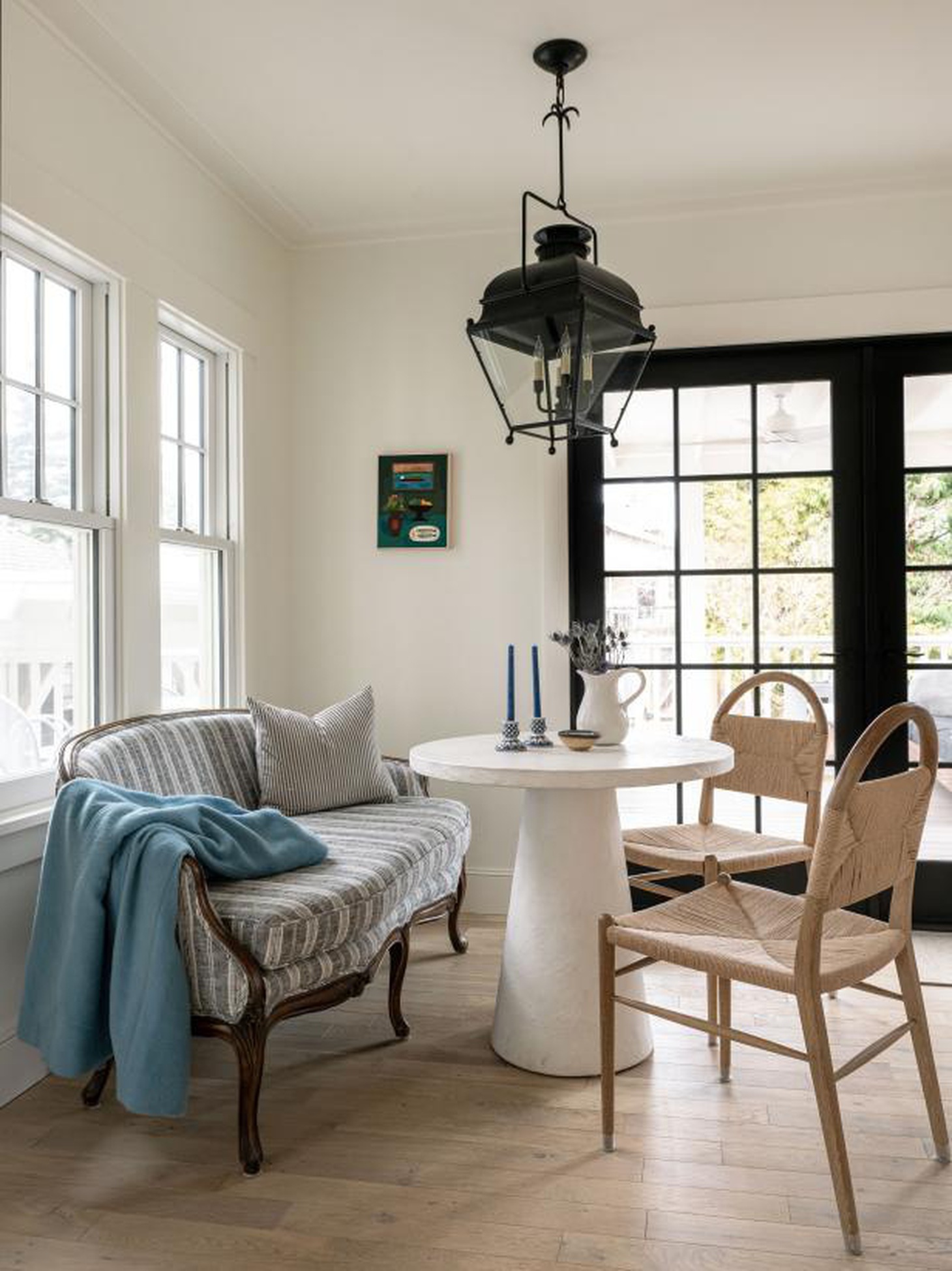 Sự chuyển tiếp với ghế sofa kẻ sọc đen trắng nhạt - Ảnh: HGTV