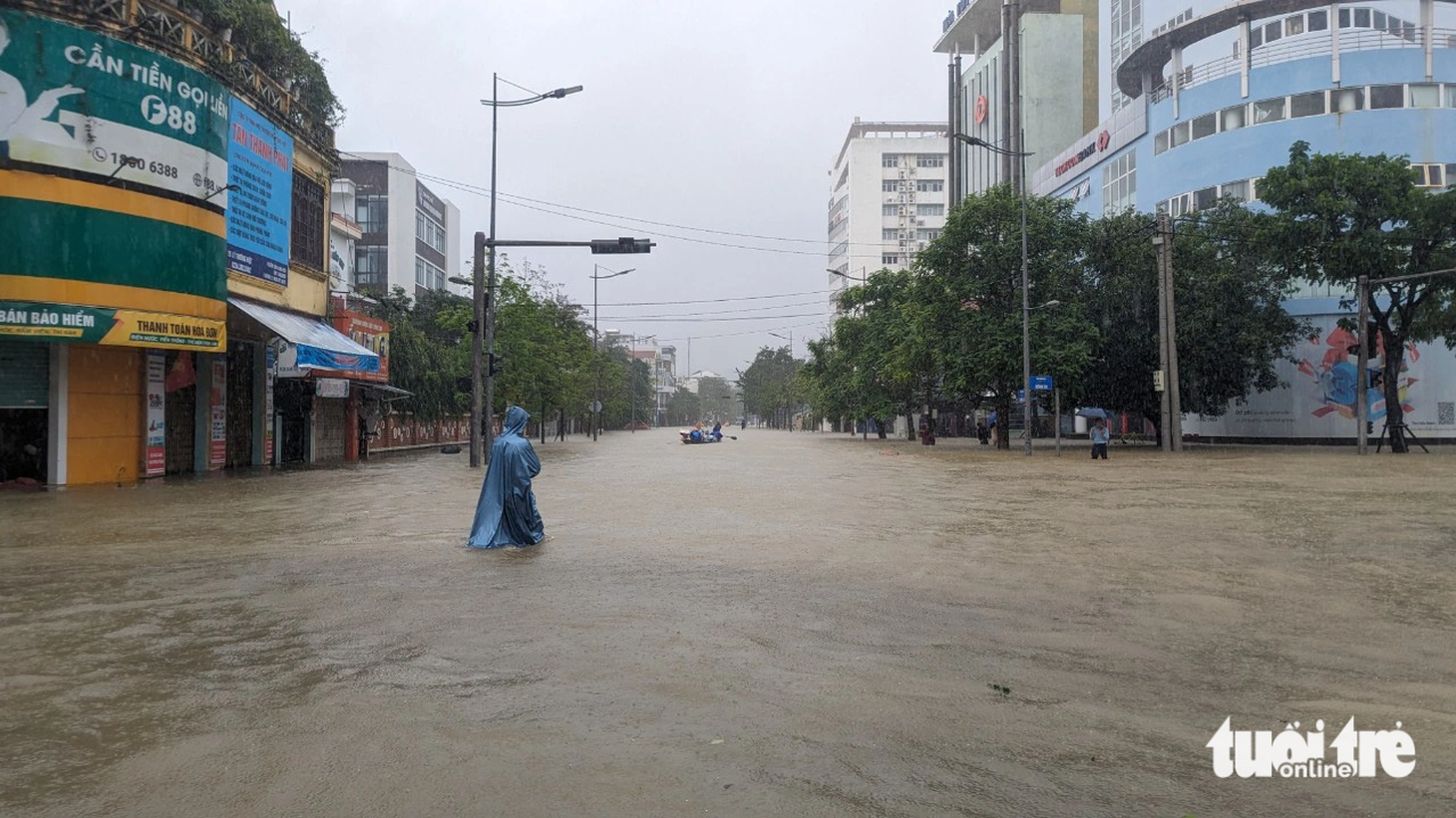 Nhiều tuyến đường ở TP Huế ngập sâu thành sông