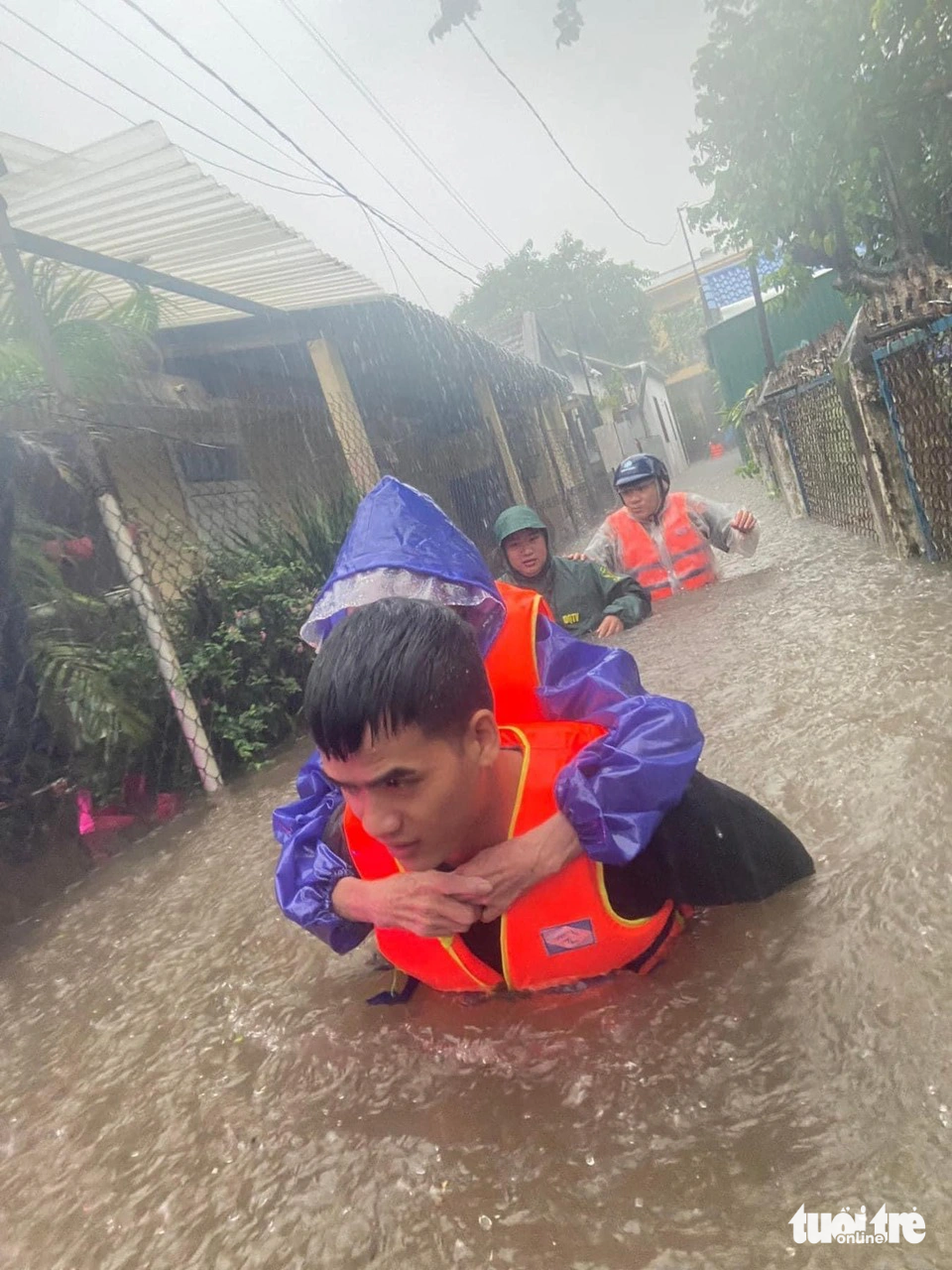 Lực lượng chức năng sơ tán người già ra khỏi khu vực ngập nguy hiểm