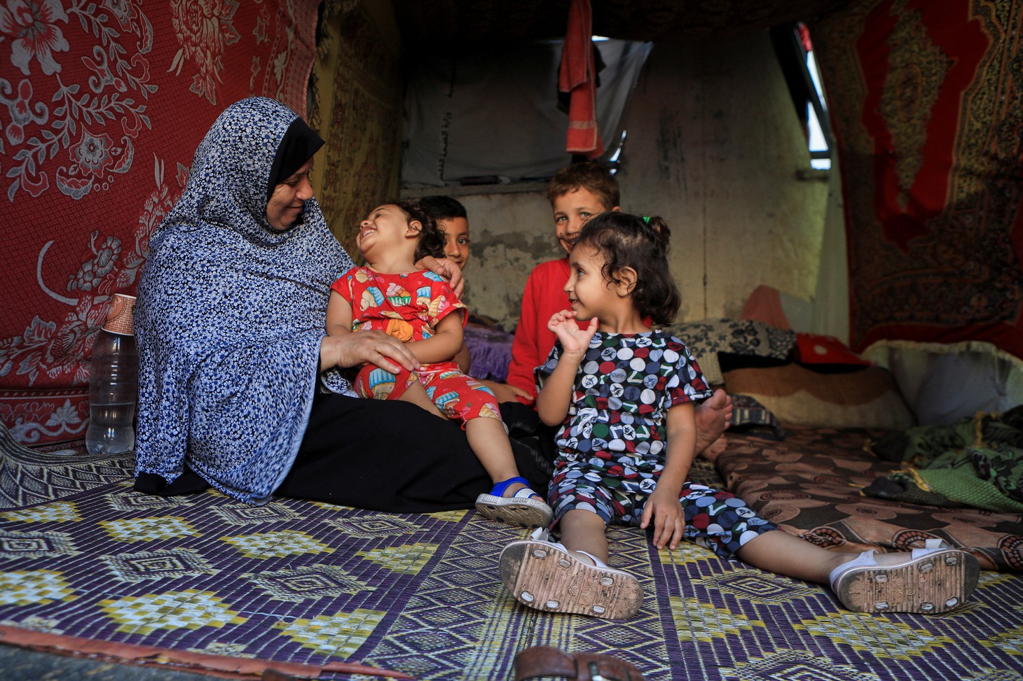 Trẻ em Gaza chơi đùa cùng người thân trong một căn lều tạm trong khuôn viên Bệnh viện Al Shifa hôm 5-11. Ngày 15-11, bà Catherine Russell, giám đốc điều hành Quỹ Nhi đồng Liên Hiệp Quốc (UNICEF), chia sẻ sau khi thị sát các bệnh viện ở Gaza: "Những gì tôi trông thấy và nghe được thật tàn khốc. Họ đã phải chịu đựng bom đạn, mất mát và phải di dời liên tục. Bên trong Dải Gaza, không có nơi nào an toàn cho một triệu trẻ em ở đây" - Ảnh: AFP