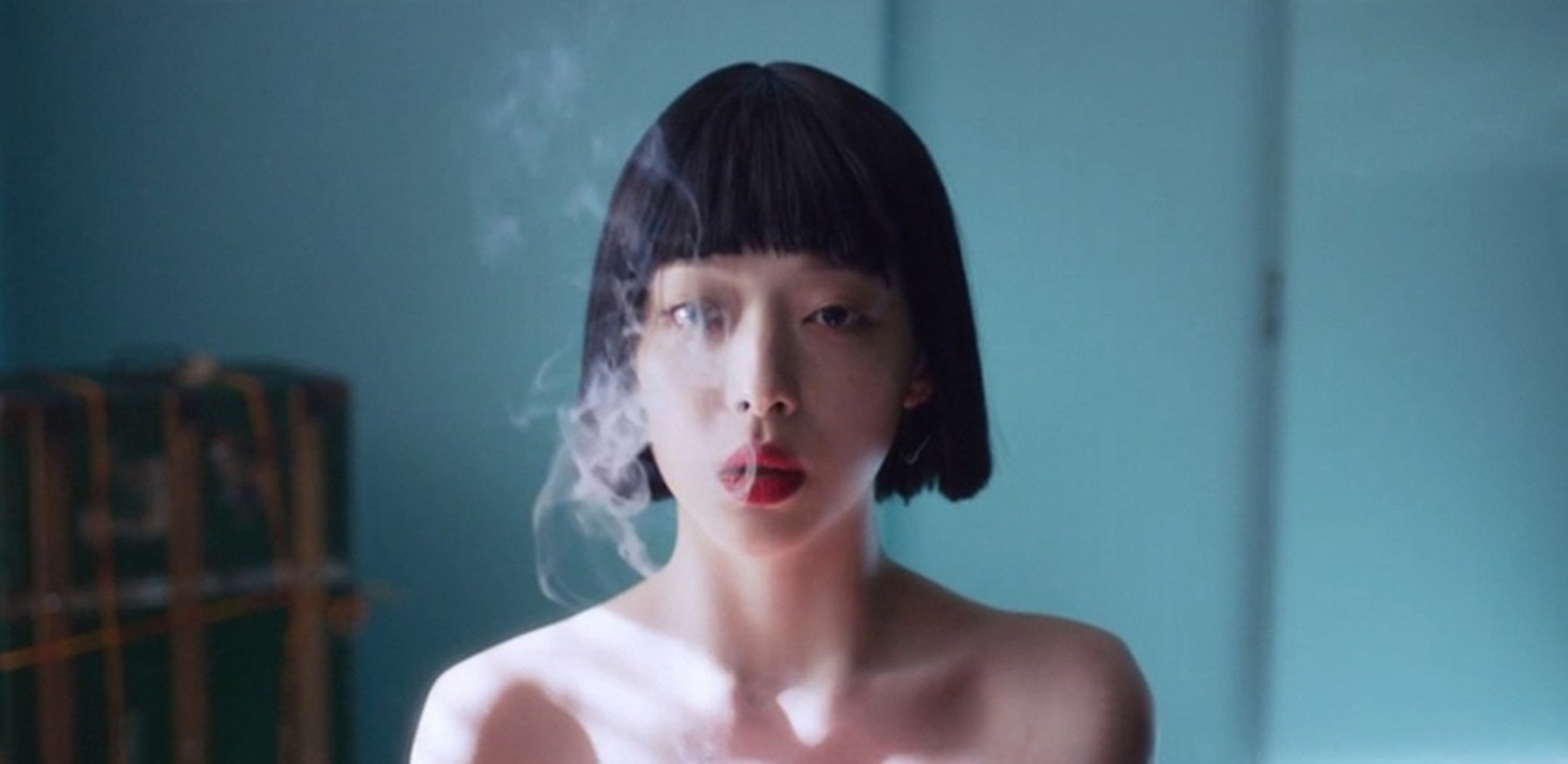 Sulli nhiều lần suy ngẫm và đặt câu hỏi về sự biến mất của chính mình - Ảnh: Soompi