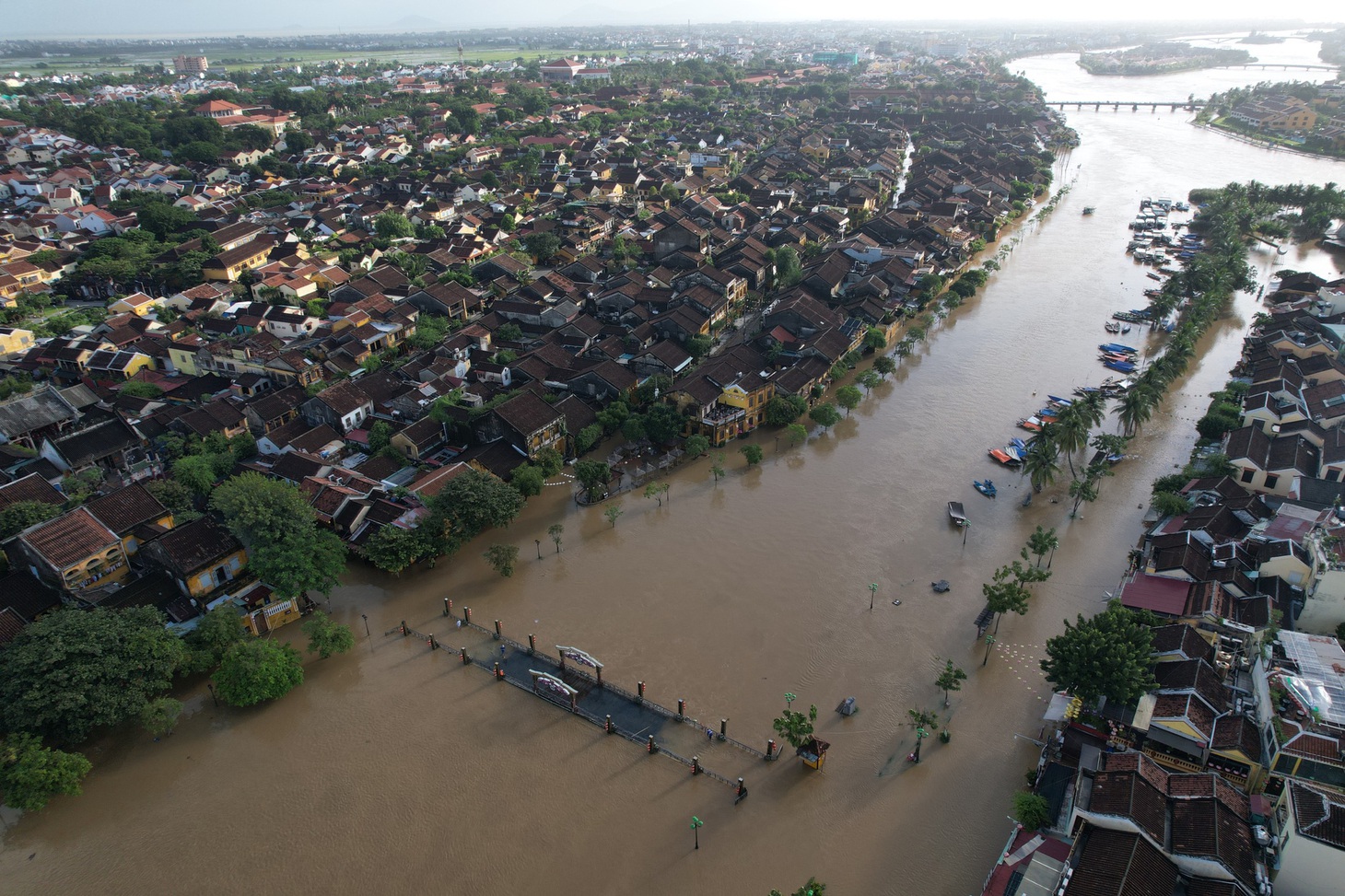 Cầu An Hội nối đôi bờ sông Hoài ngập trong nước