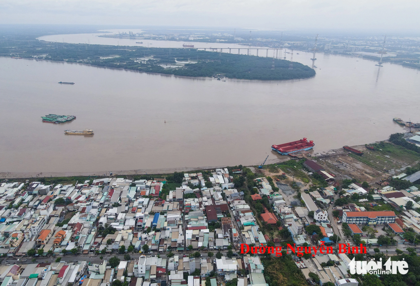 Sau đó, cầu Cần Giờ sẽ vượt qua đường Nguyễn Bình (huyện Nhà Bè) hướng thẳng ra phía sông Soài Rạp. Tại đường Nguyễn Bình, dự kiến sẽ có các đường kết nối lên cầu - Ảnh: ĐỨC PHÚ