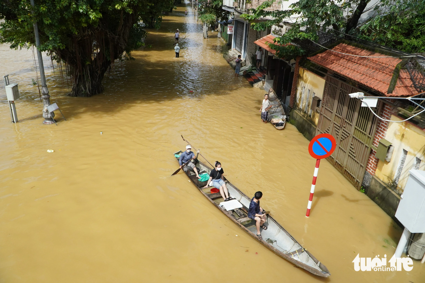 Trời nắng nhưng tuyến phố Bạch Đằng vẫn còn chìm trong nước lũ - Ảnh: LÊ TRUNG