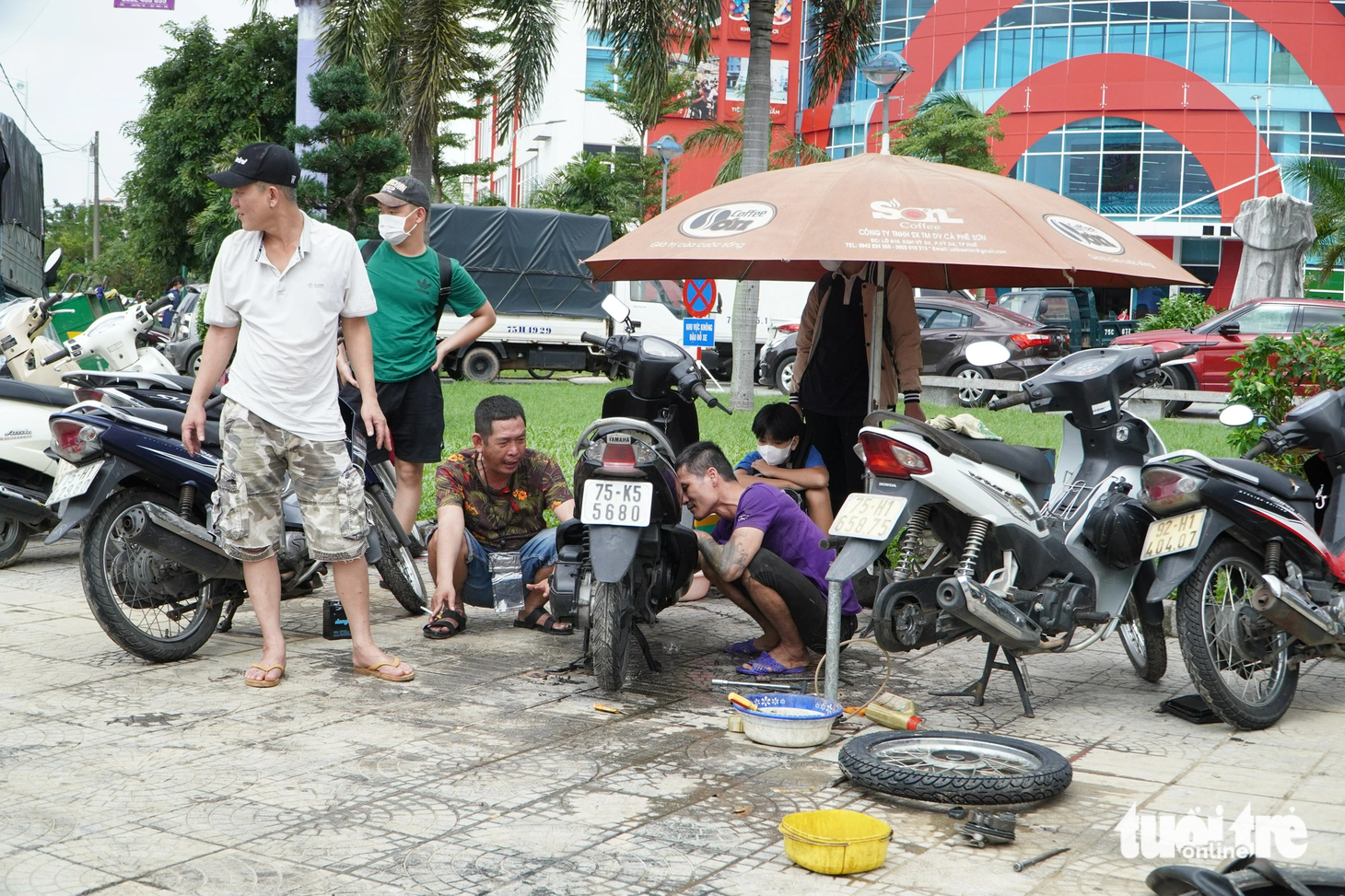 Sau lũ, có hàng chục điểm sửa xe máy trên vỉa hè Huế - Ảnh: LÊ TRUNG