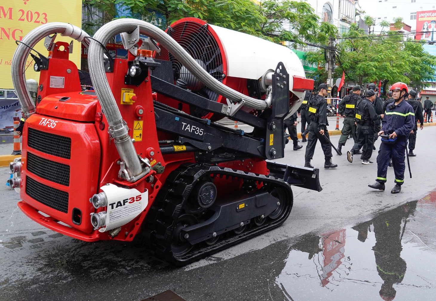 Robot chữa cháy được điều khiển bởi một cán bộ phòng cháy chữa cháy tiến vào khu vực diễn tập - Ảnh: Đ.THANH