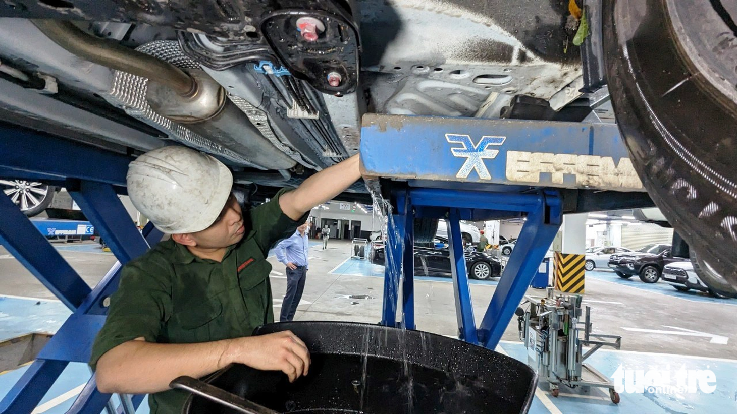 Thợ sửa chữa của Công ty CP Toyota Huế làm việc hết công suất để giải cứu "xế cưng" cho khách hàng bị ngập lụt&nbsp;