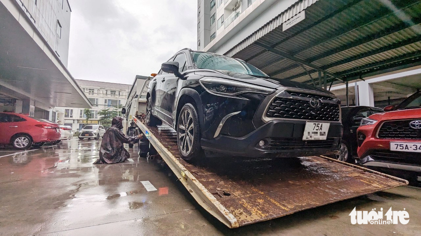 Các đội cứu hộ ô tô ở TP Huế những ngày qua liên tục nhận được cuộc gọi của người dân có "xế cưng" bị ngập trong nước lũ