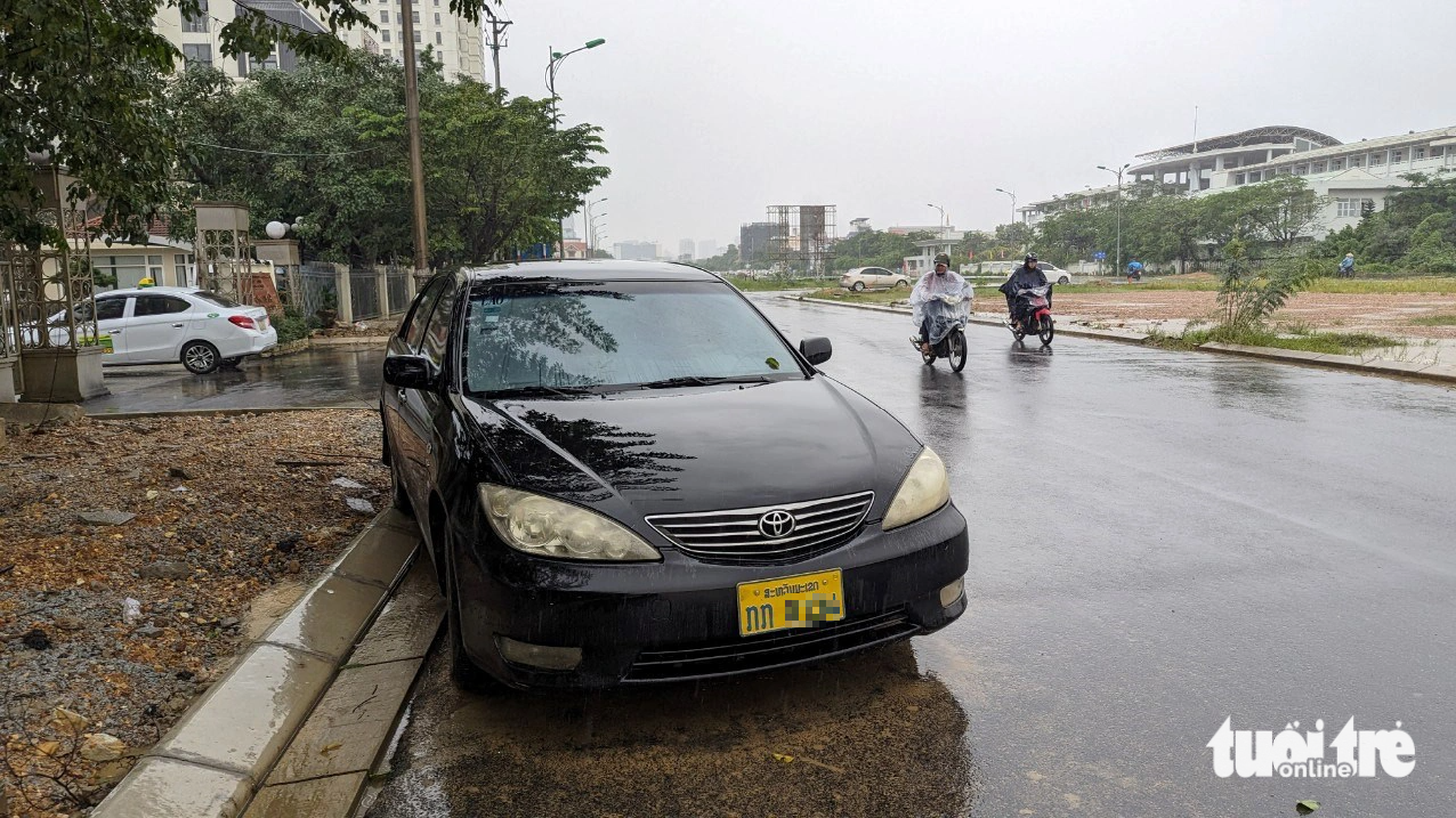 Một chiếc ô tô biển số nước ngoài nằm chờ "giải cứu"&nbsp;