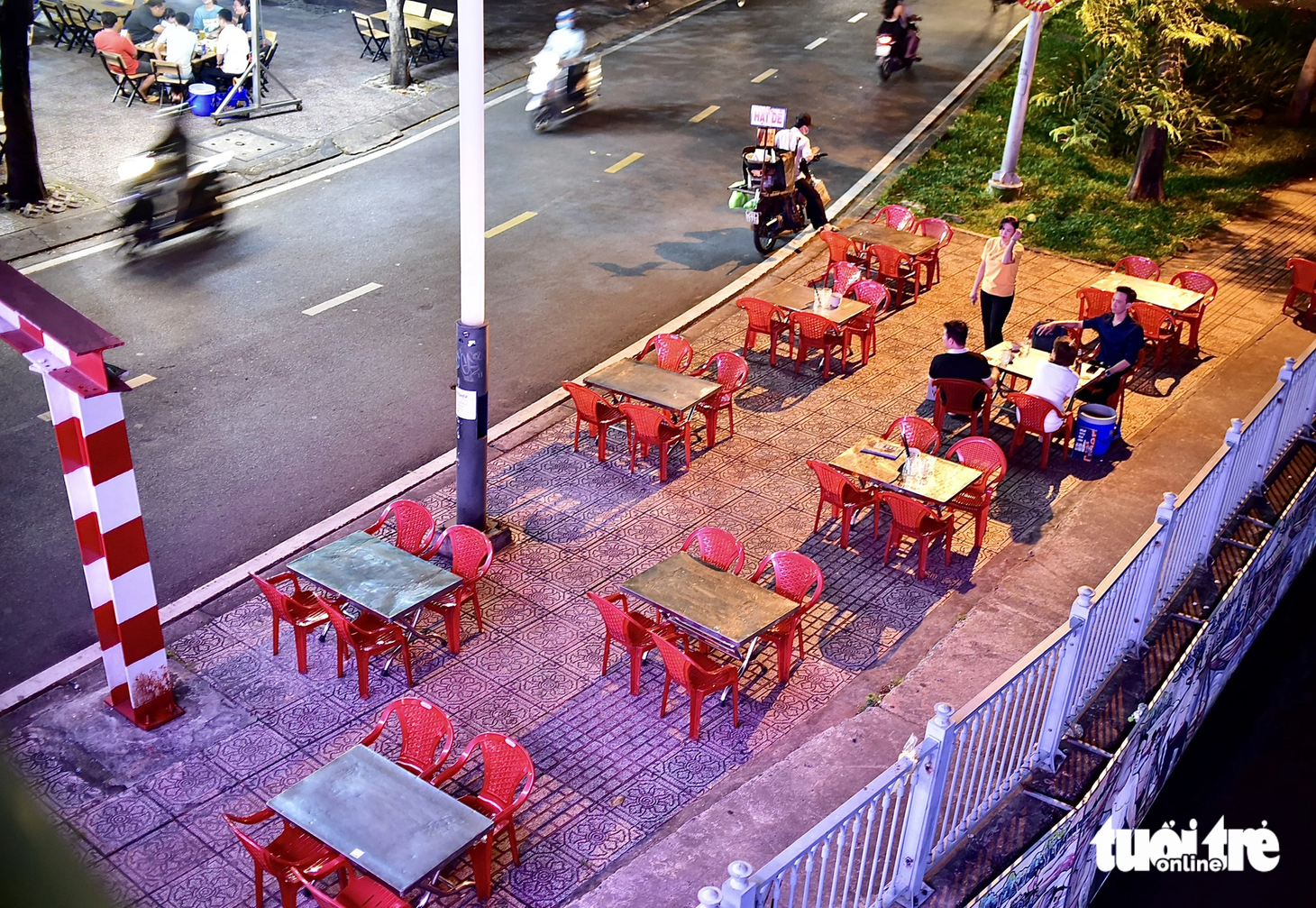 Quán nhậu ven kênh Nhiêu Lộc (quận 1, TP.HCM) vắng khách tối cuối tuần - Ảnh: T.T.D.