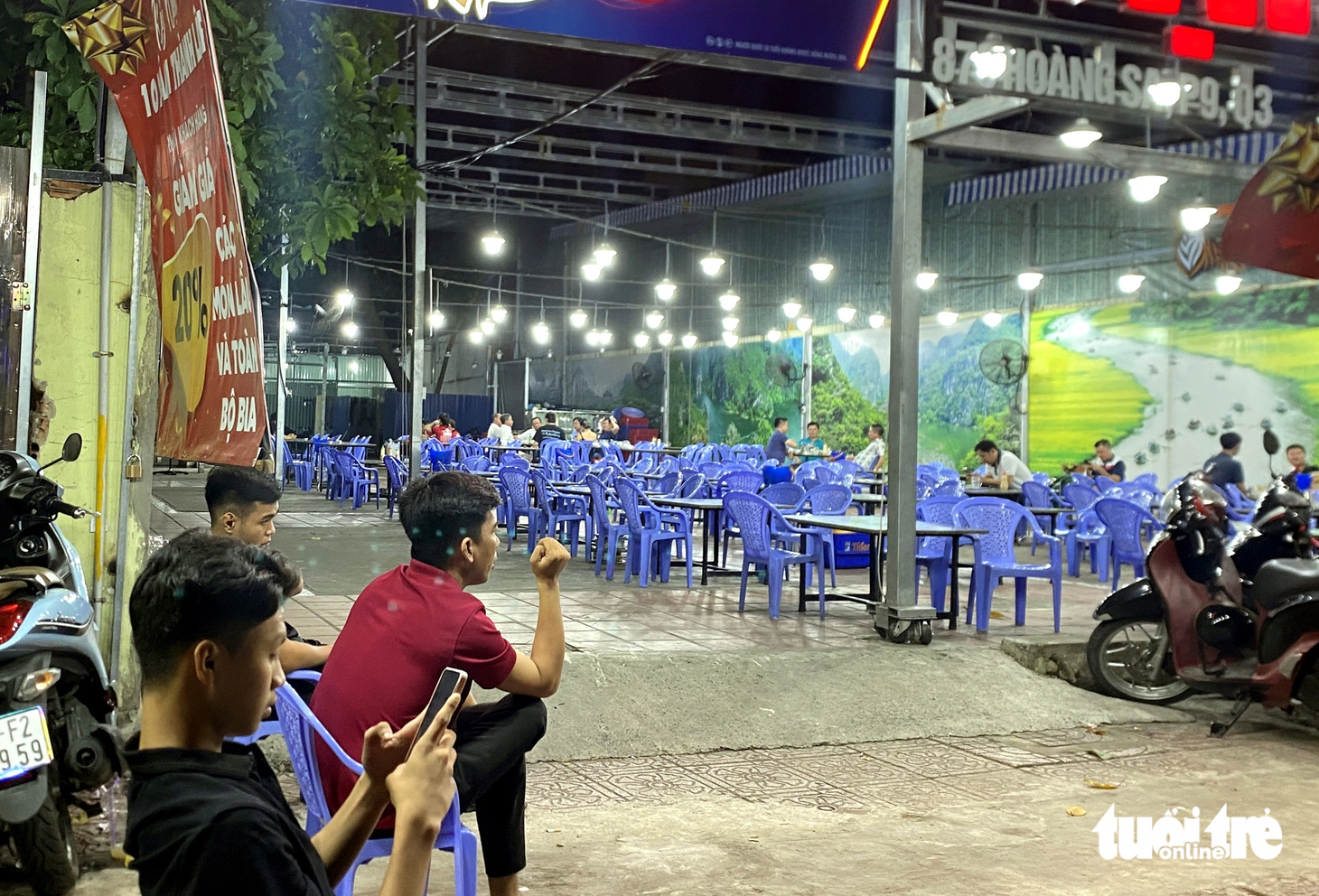 Nhiều quán nhậu trên đường Trường Sa (quận 3, TP.HCM) vắng khách, nhân viên nhàn rỗi, ảnh chụp tối 15-11 - Ảnh: TỰ TRUNG
