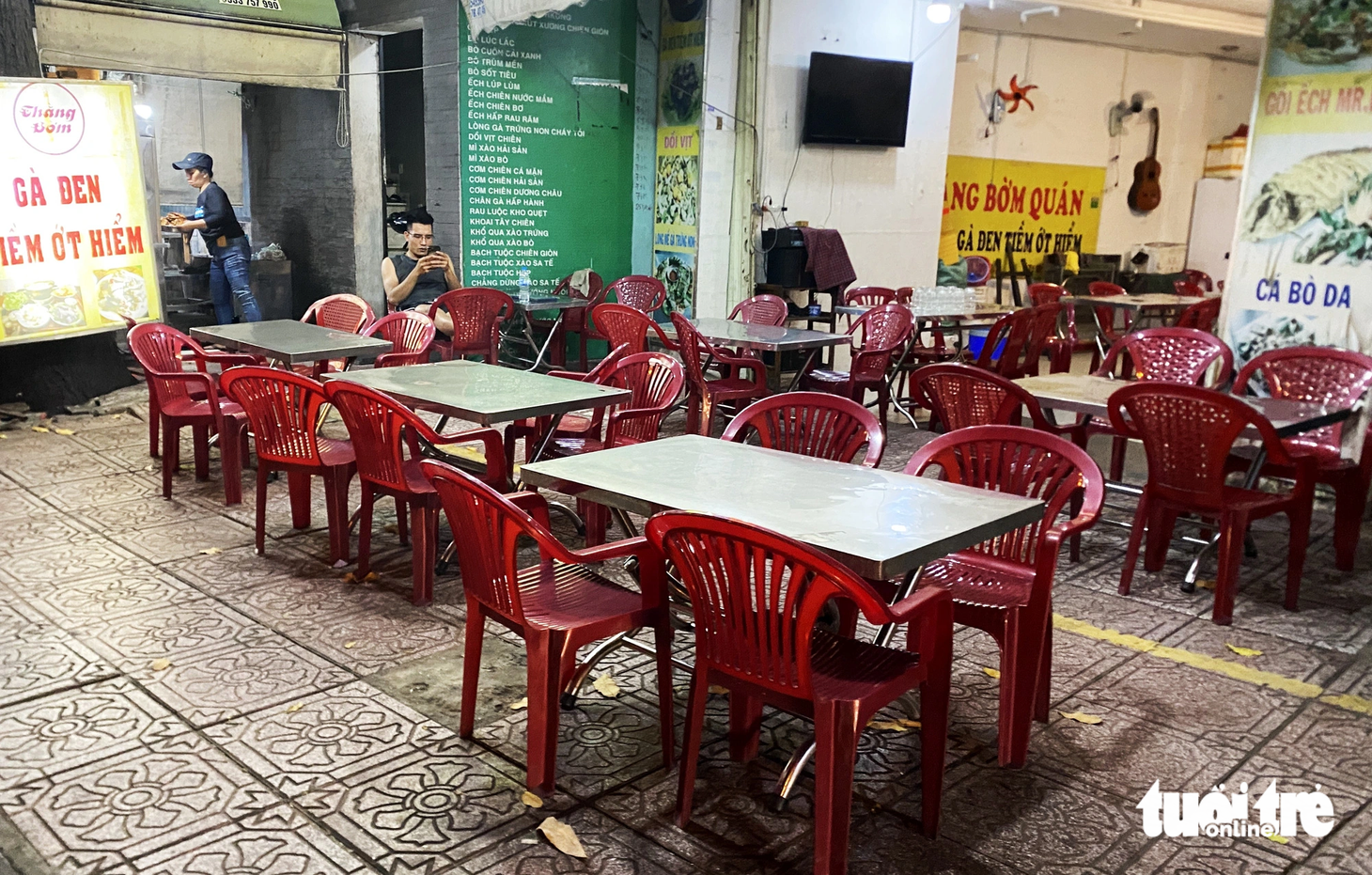 Những chiếc bàn trống trơn đang "chờ đợi khách" - Ảnh: TỰ TRUNG 