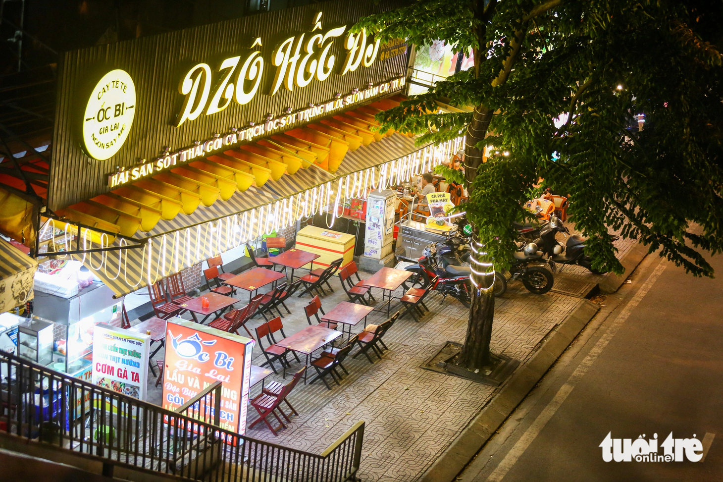 Một quán ở quận Bình Thạnh toàn bàn trống dù lúc này đã 20h của ngày cuối tuần - Ảnh: DUYÊN PHAN 