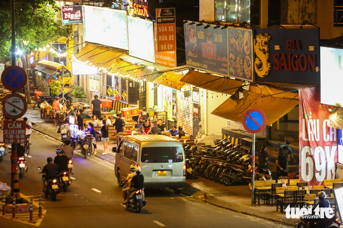 Một vài quán khá khẩm hơn, tuy nhiên cũng chỉ vài bàn có khách. Ảnh chụp ở quận Gò Vấp, TP.HCM tối 18-11 - Ảnh: PHƯƠNG QUYÊN